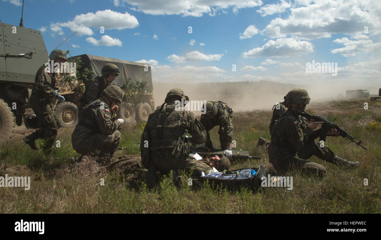 Polnische Soldaten in Anakonda 2016 um Konotop Palette in Drawsko Promorskie, Polen, 11. Juni 2016-render-medizinischen Hilfe zu einem simulierten Unfall.  Anakonda 2016 ist eine polnisch-geführten multinationalen Übung stattfindet in ganz Polen vom 7.-17. Juni. Diese Übung beinhaltet mehr als 31.000 Teilnehmer aus mehr als 20 Nationen. (US Armee-Foto von Pfc. Casey Dinnison) Anakonda 2016 160611-A-TP612-018 Stockfoto