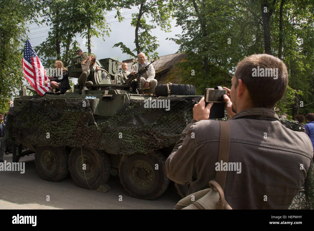 Bürger stellen auf der Oberseite eine Stryker Armored Fighting Vehicle beim Neuaufbau von 4. Geschwader, 2. Kavallerie-Regiment in einem Park in Litauen Kupiskis 12. Juni 2016, während Dragoon Ride II, 2.200 Kilometer Konvoi nach Estland für Übung Saber Strike 16 statische Anzeige. Übung Saber Strike 16 ist ein unter der Leitung von US-Army in Europa kooperative Übung zur Verbesserung der gemeinsamen Interoperabilität zur Unterstützung multinationaler Einsätze. (US Armee-Foto von Staff Sgt. Ricardo HernandezArocho/freigegeben) Säbel-Strike 2016 Konvoi 160612-A-DM872-178 Stockfoto