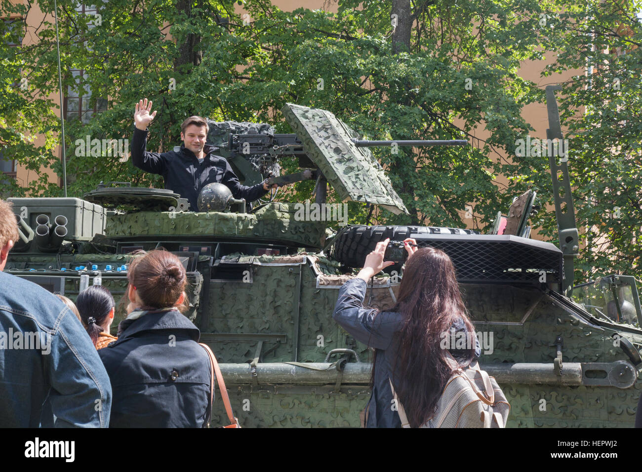 Eine Mann stellt bei den "Gunners" Turm des Stryker Armored Fighting Vehicle während eine statische Anzeige Setup von 4. Geschwader, 2. Kavallerie-Regiment in einem Park in Kupiskis, Litauen 12. Juni 2016, während Dragoon Ride II, 2.200 Kilometer Konvoi nach Estland für Übung Saber Strike 16. Übung Saber Strike 16 ist ein unter der Leitung von US-Army in Europa kooperative Übung zur Verbesserung der gemeinsamen Interoperabilität zur Unterstützung multinationaler Einsätze. (US Armee-Foto von Staff Sgt. Ricardo HernandezArocho/freigegeben) Säbel-Strike 2016 Konvoi 160612-A-DM872-227 Stockfoto