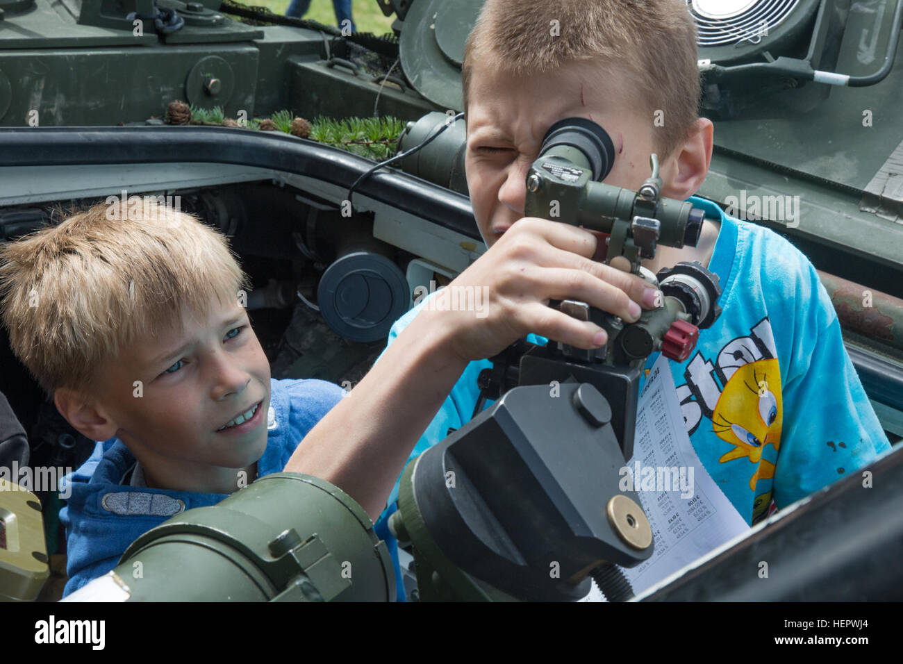 Ein Lokalmatador durchsucht der M67 Anblick ein lernen RMS6L 120mm Mörser-System auf der Rückseite des Stryker Armored Fighting Vehicle während eine statische Anzeige, die an durch 4. Geschwader, 2. Kavallerie-Regiment in einem Park in Kupiskis, Litauen, 12. Juni 2016, während Dragoon Ride II, 2.200 Kilometer Konvoi nach Estland für Übung Saber Strike 16 montiert. Übung Saber Strike 16 ist ein unter der Leitung von US-Army in Europa kooperative Übung zur Verbesserung der gemeinsamen Interoperabilität zur Unterstützung multinationaler Einsätze. (US Armee-Foto von Staff Sgt. Ricardo HernandezArocho/freigegeben). Säbel-Strike 2016 Stockfoto