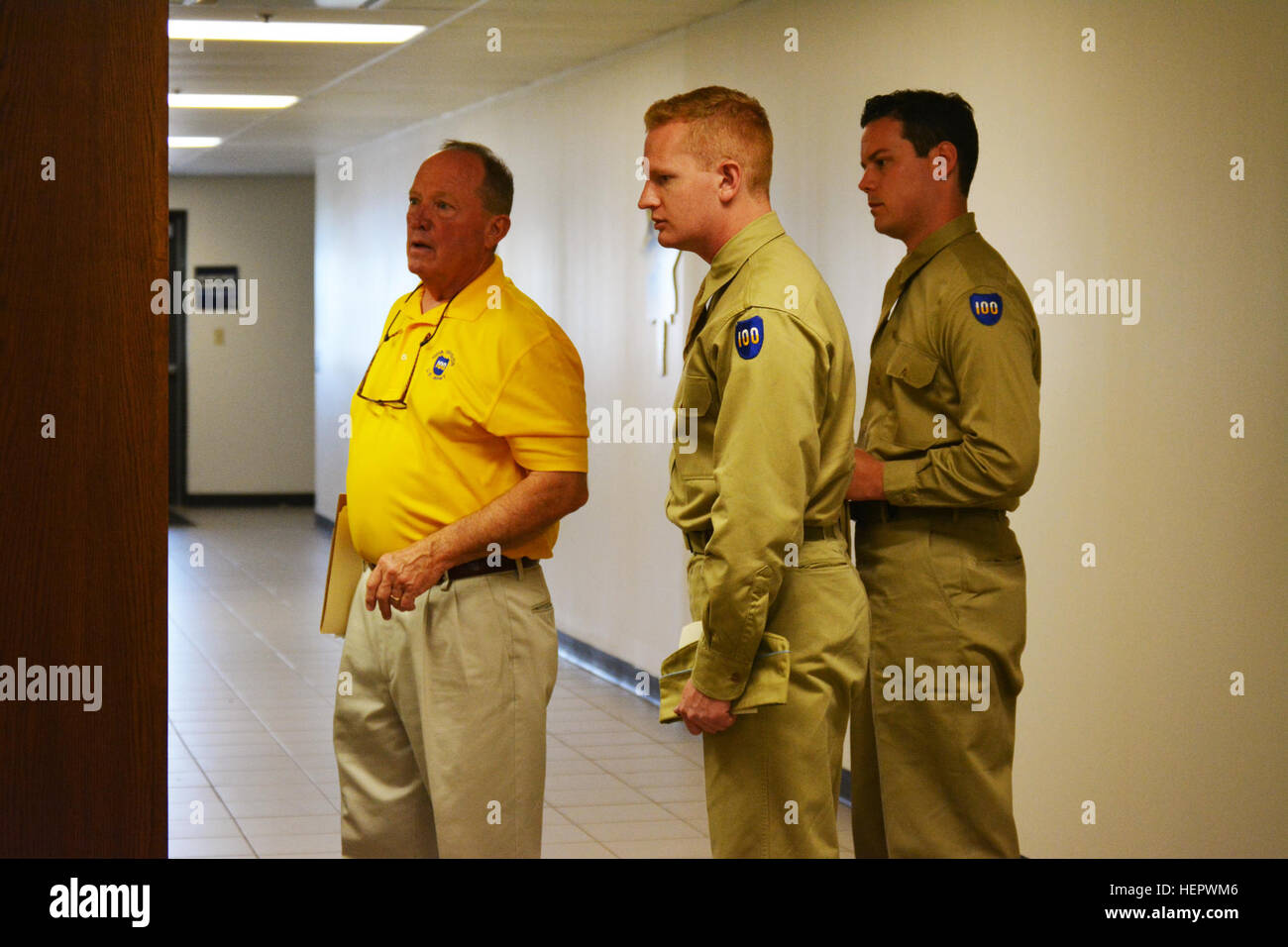 Ehemalige 100. Training Divisionskommandeur, Generalmajor (im Ruhestand) Bill Barron, escorts Tom Kelly und Josh Kerner, um die 100. Division-Museum befindet sich am Hauptsitz aktuellen 100. Training Division in Fort Knox, KY, während jährliche Führungstraining Bereitschaft des Gerätes. Kelly und Kerner, gründete der 100. Infanterie-Division (nachgestellt), eine zivile Organisation, die authentische Uniformen und Ausrüstung, um präzise einsetzt und respektvoll neu WW II-Ereignisse im Zusammenhang mit der 100.-ID. Die Geschichte des Jahrhunderts lebt auf 160613-A-KD890-084 Stockfoto