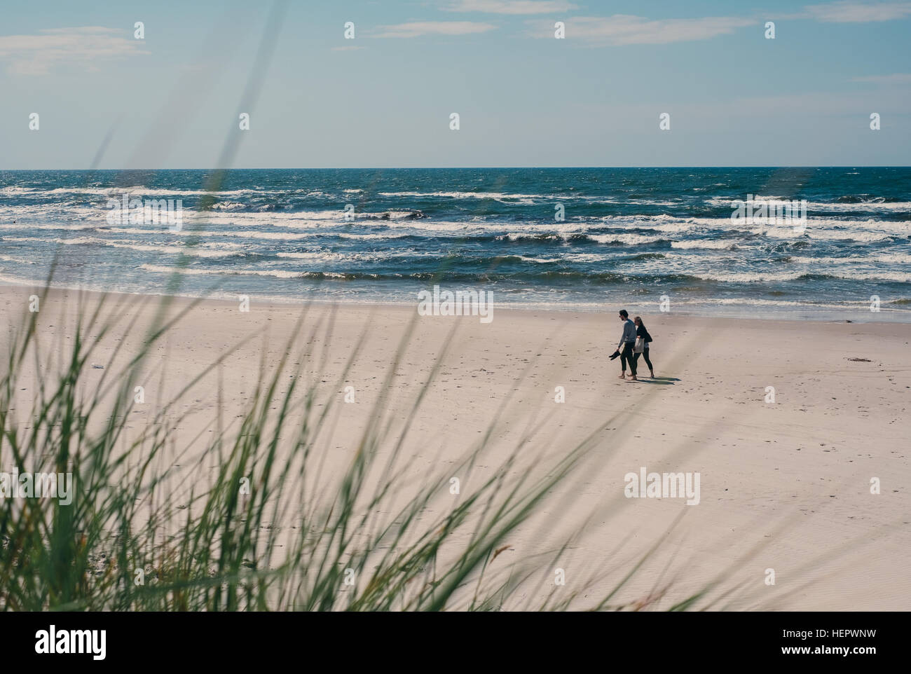 Paar am Strand entlang, Litauen Stockfoto