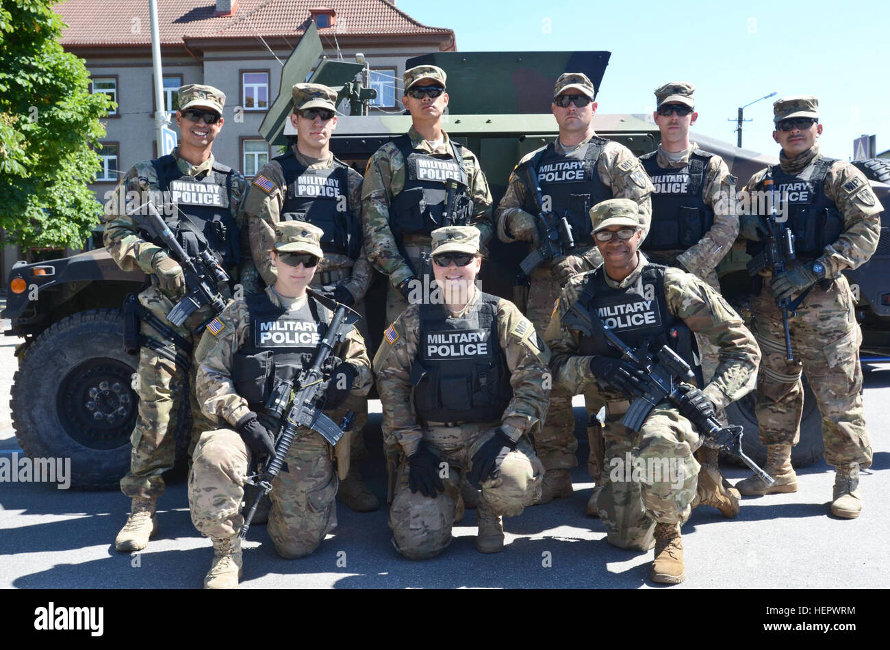 US-Armeesoldaten der 615th Military Police Company, stationiert aus Grafenwöhr, Deutschland, posieren für ein Foto vor ihrem Fahrzeug während einer Community Engagement-Event in Pärnu, Estland, 14. Juni 2016. 615th Gesellschaft MP trat 4. Geschwader, 2. Kavallerie-Regiment für Übung Dragoon Ride II, das ein 2.200 Kilometer Straße marschieren aus Vilseck, Deutschland beginnt und endet in Esonia. Die US-Soldaten wird in Saber Strike 16 teilnehmen die ist eine langjährige US-Army in Europa führte kooperative Übung zur Verbesserung der gemeinsamen Interoperabilität durch eine Reihe von Missionen t Stockfoto