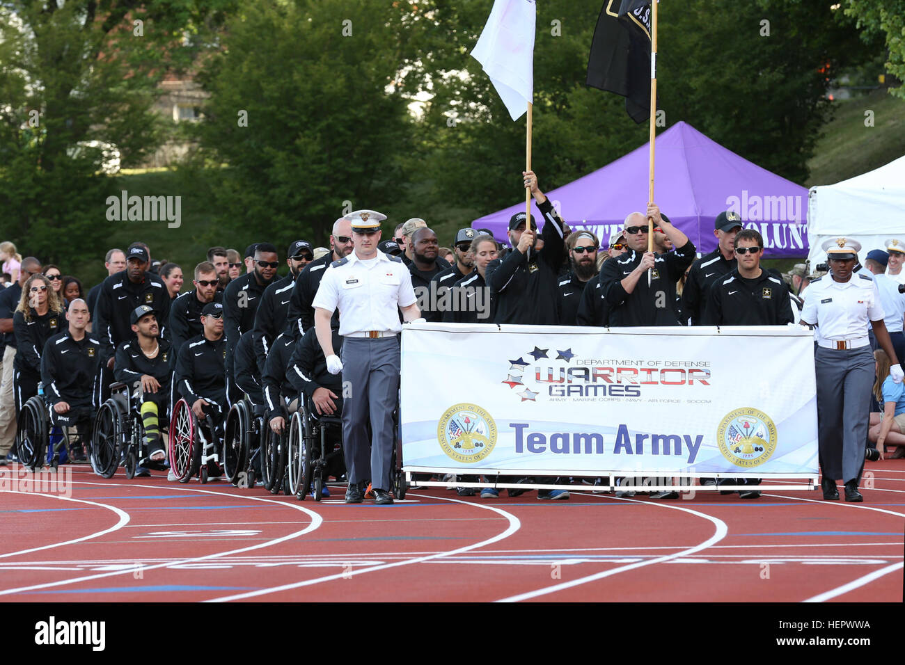 Team-Armee marschiert in Shea Stadium während der Eröffnungsfeier für 2016 Department of Defense Krieger Games bei der United States Military Academy in West Point, New Yorker, Juni 15. (US Armee-Foto von Spc. Michel'le Stokes/freigegeben) DoD Krieger Spiele 2016 160615-A-JA037-092 Stockfoto