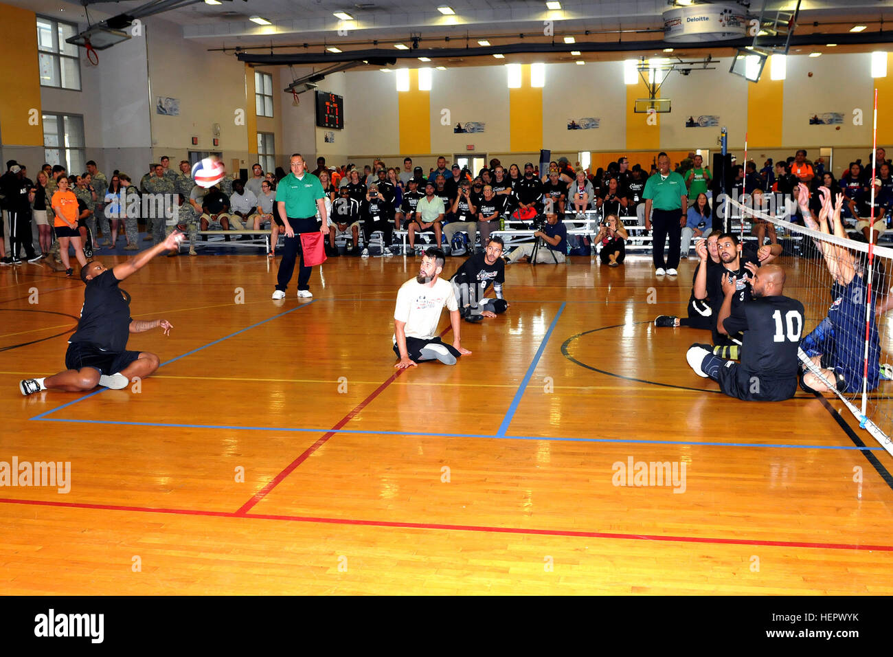 US Army Veteran SGT Monica Southall, gehalten von Suffolk, Virginia, dient der Ball während einer Sitzung Volleyball match zwischen Team Heer und Marine-Team während der Abteilung der Verteidigung Krieger Spiele 2016 an die United States Military Academy in West Point, New York, Juni 15. Team-Armee schlagen Team Marine in das Semi-Finale zu bewegen. (US Armee-Foto von Master Sgt. D. Keith Johnson/freigegeben) DoD Krieger Spiele 2016 160615-A-UN836-037 Stockfoto