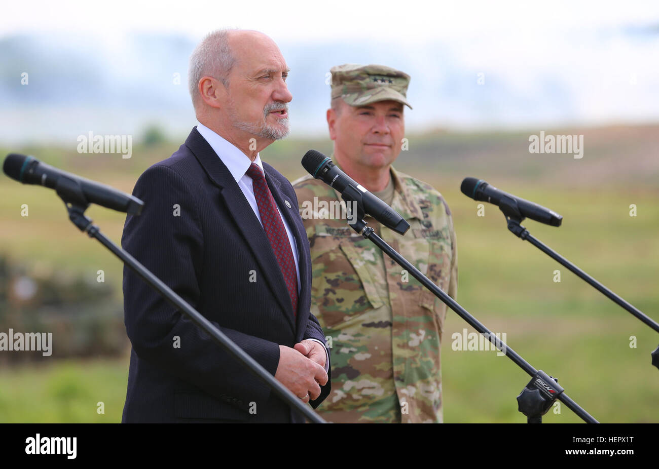 Polens Minister der Verteidigung Antoni Macierewicz befasst sich mit die Medien nach einer Demonstration der militärischen Fähigkeiten des Bündnisses während Anakonda-16 in Drawsko Pomorskie Training Bereich (DPTA) in der Nähe von Olezno, Polen, Juni 16. Anakonda 2016 ist eine polnisch-geführten multinationalen Übung vom 7.-17. Juni in Polen stattfinden. Diese Übung beinhaltet mehr als 31.000 Teilnehmer aus mehr als 20 Nationen. (US Armee-Foto von Sgt Ashley Marmor/freigegeben) Anakonda 2016 160616-A-AP678-446 Stockfoto