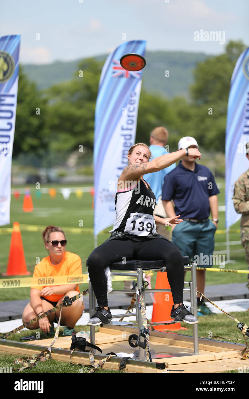 US Army Spc. Shealynn Casserly, zugewiesene Krieger Übergang Einheit, Walter Reed National Military Medical Center, Bethesda, Maryland, startet ein Diskus im Shea Stadium, während die Abteilung der Verteidigung Krieger Spiele 2016 an der United States Military Academy in West Point, New Yorker, Juni 16. (US Armee-Foto von Pfc. Stefan Englisch/freigegeben) DoD Krieger Spiele 2016 160616-A-QP791-461 Stockfoto