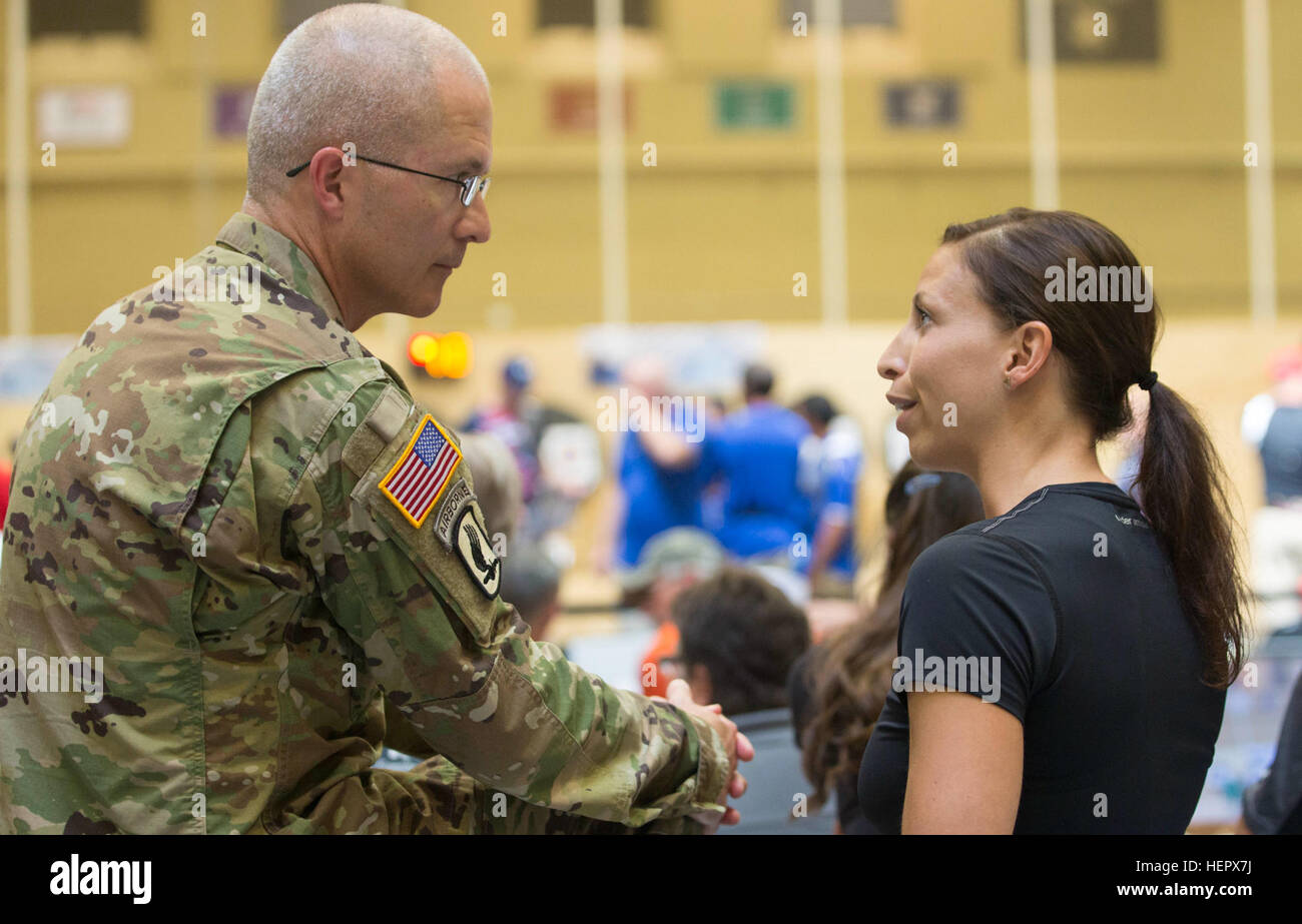 US Army Kommandierender General Regional Health Command - Atlantik (provisorisch), Brigadier General Ronald J. Ort-Besuche mit den Athleten während der Abteilung der Verteidigung Krieger Spiele 2016 in Gillis Field House an der United States Military Academy in West Point, New Yorker, am 17. Juni. (US Armee-Foto von Spc. Sarah Teich/freigegeben) DoD Krieger Spiele 2016 160617-A-SQ797-041 Stockfoto