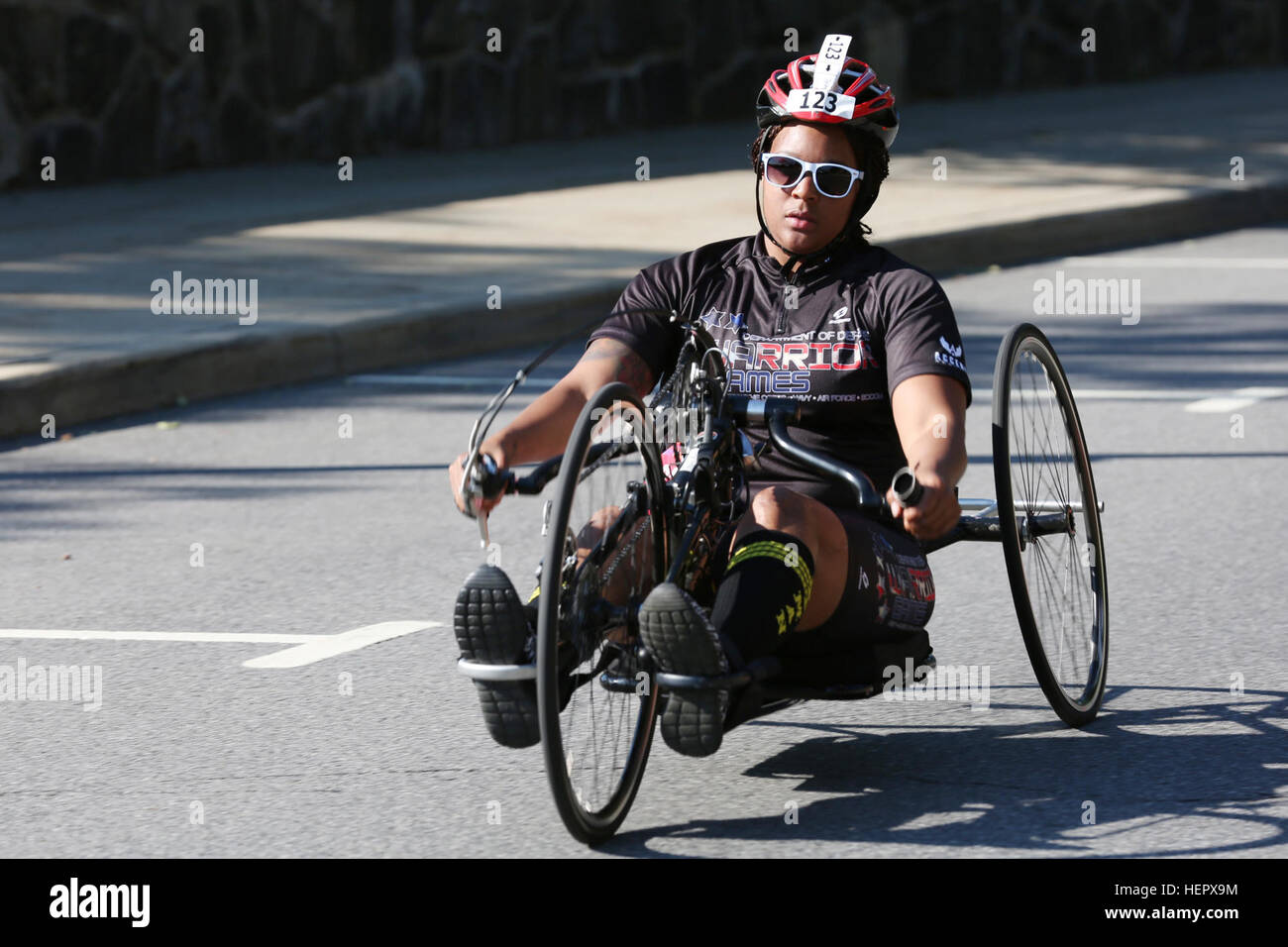 US Army Spc. Stephanie Morris, der Krieger Übergang Einheit, Walter Reed Nation Military Medical Center, Bethesda, Maryland, konkurriert in der Radrennen während der Abteilung der Verteidigung Krieger Spiele 2016, bei der United States Military Academy West Point, New York, Juni 18. (US Armee-Foto von Spc. Michel'le Stokes/freigegeben) DoD Krieger Spiele 2016 160618-A-JA037-116 Stockfoto