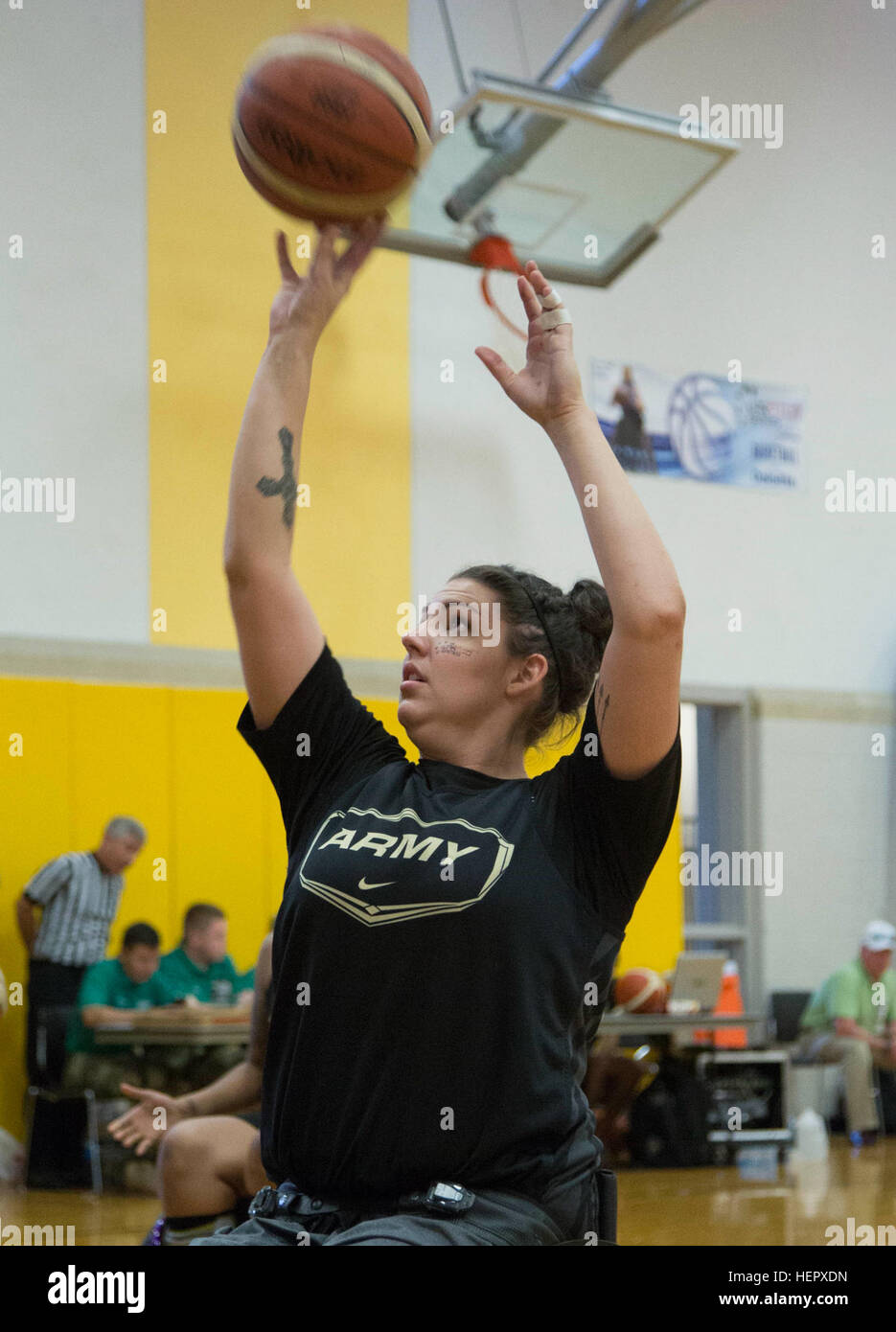 US Army Spc. Sydney Davis, der Krieger Übergang Bataillon, Fort Belvoir, Virginia, konkurriert in einem Rollstuhl-Basketball-Spiel während der Abteilung der Verteidigung Krieger Spiele 2016 in Arvin Gym an der United States Military Academy in West Point, New Yorker, Juni 18. (US Armee-Foto von Spc. Sarah Teich/freigegeben) DoD Krieger Spiele 2016 160818-A-SQ797-239 Stockfoto