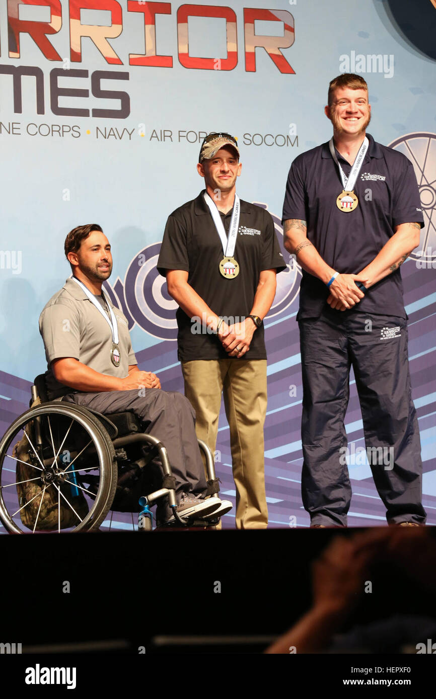 US Army Captain Justin Decker (Mitte), der Krieger Übergang Unit, Fort Hood, Texas, ist mit einer Goldmedaille ausgezeichnet während der 2016 Abteilung der Verteidigung Krieger Spiele verfolgen und Bogenschießen-Zeremonie, bei der United States Military Academy, West Point, New York, Juni 19. (US Armee-Foto von Spc. Michel'le Stokes/freigegeben) DoD Krieger Spiele 2016 160619-A-JA037-223 Stockfoto