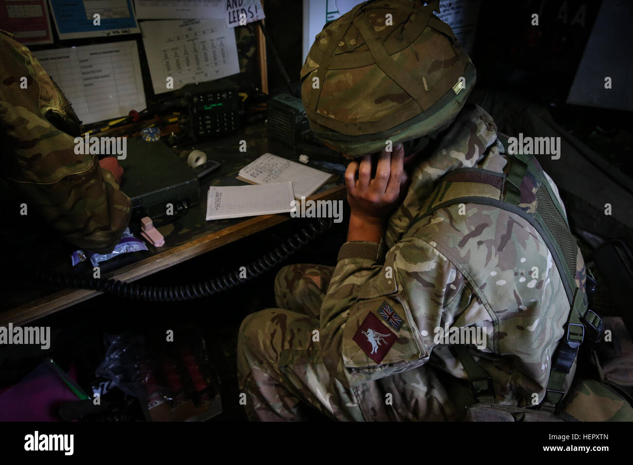 Ein britischer Soldat der Luft kombiniert Joint Expeditionary Force überträgt Informationen aus einem Radio während der Durchführung von taktischen Operationen während Swift Antwort 16 Übung auf dem Truppenübungsplatz Hohenfels, ein Teil der Joint Multinational Readiness Center in Hohenfels, Deutschland, 22. Juni 2016. Übung Swift Antwort ist eines der führenden militärischen Krise Antwort Fortbildungsveranstaltungen für multi-nationalen Luftstreitkräfte der Welt. Die Übung soll die Bereitschaft zum Kampf gegen Kern der US Global Response Force – derzeit der 82nd Airborne Division 1st Brigade Combat T verbessern Stockfoto