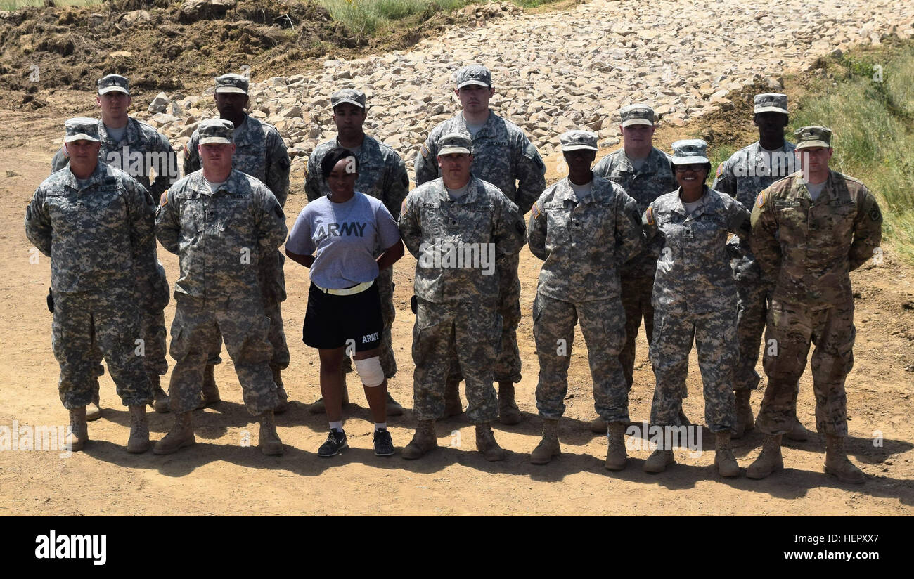 Soldaten aus der 213. Engineer Company, 168. Ingenieur-Brigade, Mississippi Army National Guard darstellen für eine Gruppe in Novo Selo Trainingsbereich, Bulgarien, 25. Juni 2016 während Operation Resolute Burg.  Diese militärische Ingenieure verbrachten ihre Sommer bauen eine Tank-Trainingsbereich und Munition Wartebereich um Ausbildungskapazitäten und Fähigkeit der militärischen Infrastruktur in Osteuropa zu erhöhen.  (1st Lt. Matthew Gilbert, 194. Engineer Brigade, Tennessee Army National Guard) Mississippi Army National Guard beteiligt sich an militärischen Aufbau in Bulgarien 160625-A-CS119-002 Stockfoto