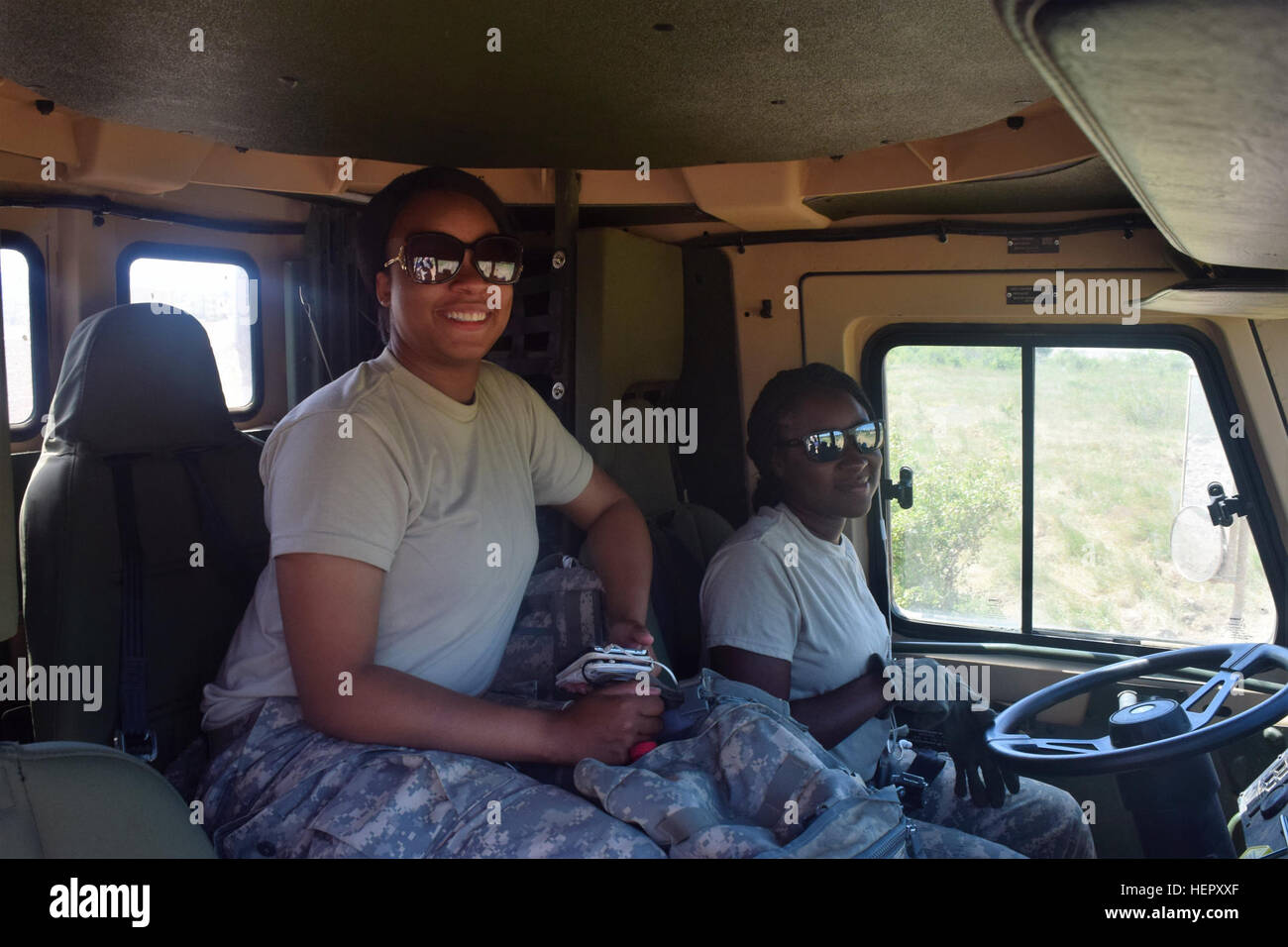 SPC. Shanita Macklin (links) und Spc. Angelica Colbert (rechts), schwere Ausrüstung Betreiber mit der 168. Ingenieur-Brigade, Mississippi Army National Guard betreiben ein 10-Tonnen-Kipper am 25. Juni 2016 während Operation Resolute Burg am Truppenübungsplatz Novo Selo, Bulgarien.  Seit einigen Wochen betrieben diese Frauen schweres Baugerät um ein Tank Manöver Lane und Munition Warteraum zu bauen, als Teil dieser US Betrieb gewidmet östlichen europäischen Sicherheit geführt.  (US Armee-Foto von 1st Lt. Matthew Gilbert, 194. Engineer Brigade, Tennessee Army National Guard) Mississippi State Schüler P Stockfoto