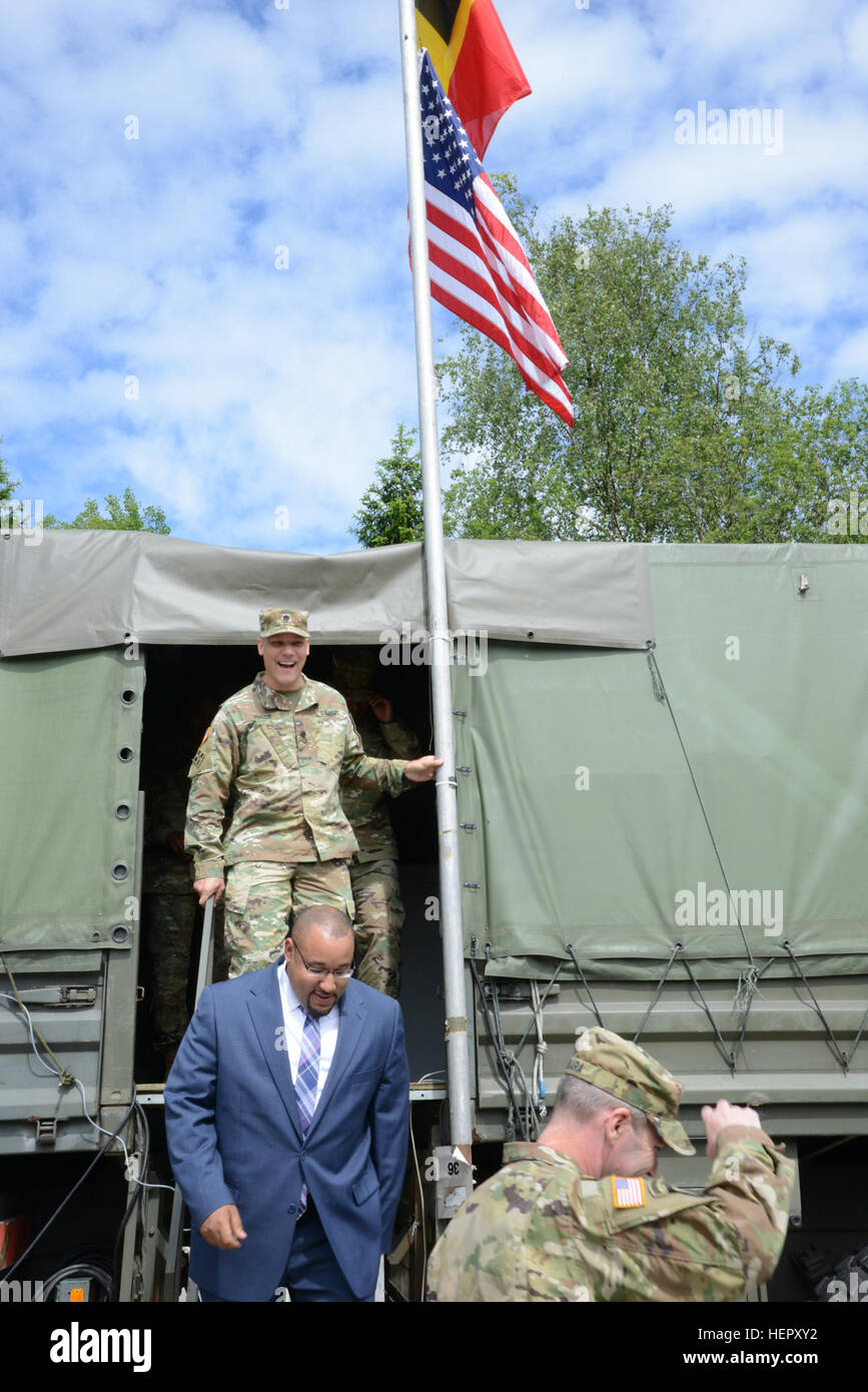 US Army Lt. Col. Nicholas E.Prisco, Commander, 39. Fernmeldebataillons besucht die Site, wo die 39. Fernmeldebataillons und 44. Expeditionary taktische Fernmeldebataillons (basierend auf Grafenwöhr, Deutschland) haben Setup ein US Satellitenterminal verwendet von der belgischen Armee zu verbinden mit dem Netzwerk der belgischen Verteidigung belgischen Kommandanten die Möglichkeit, Kommando und Kontrolle auszuüben. Saint-Hubert in Belgien, 28. Juni 2016.  Die 39. Fernmeldebataillons Sitz in Chièvres Belgien entwickelte sich eine dauerhafte Partnerschaft mit der belgischen Armee 6 GUS Group (Kommunikations- und Informationssysteme) durch die Durchführung von Kamm Stockfoto