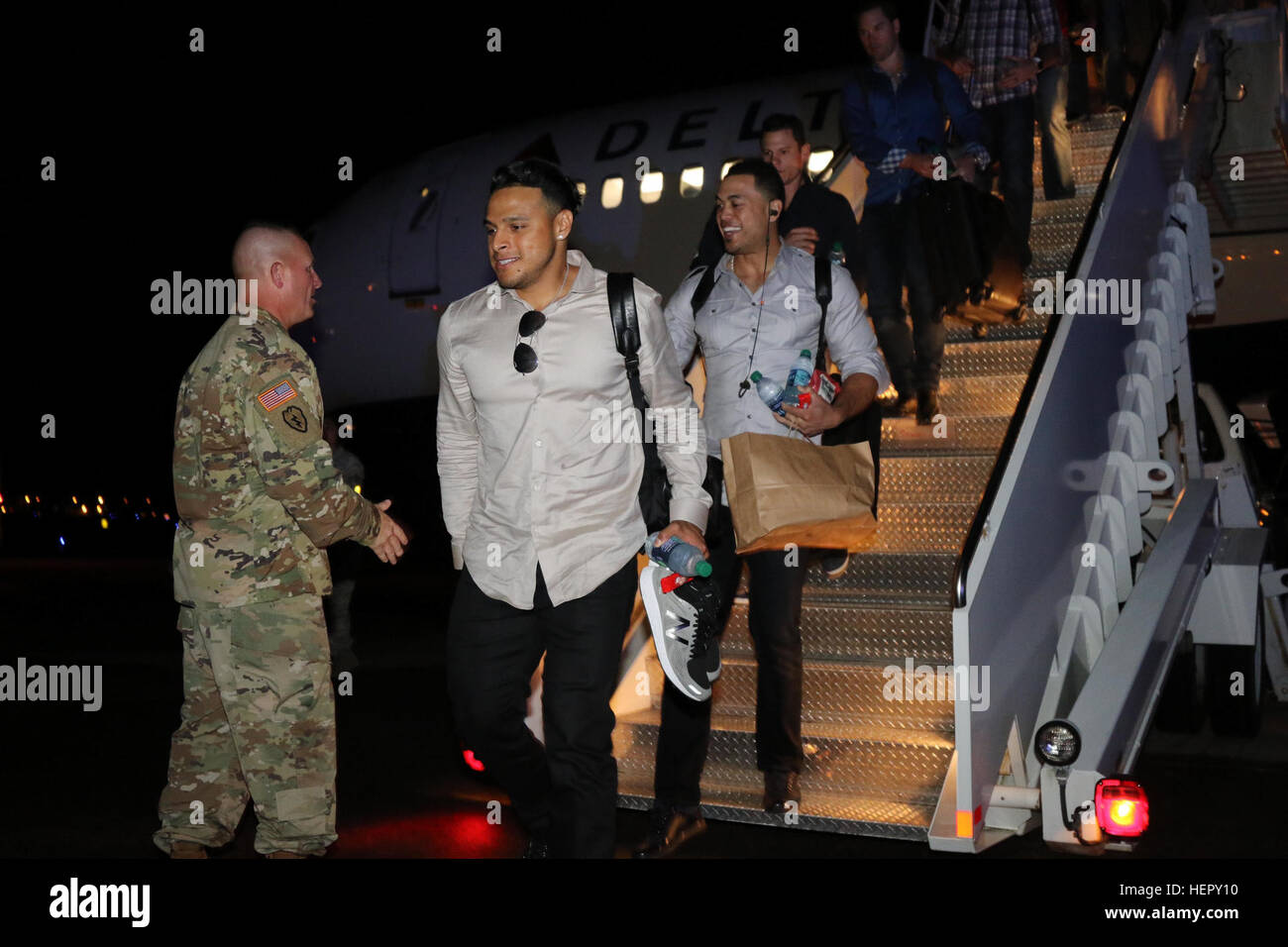 A.j. Ramos und Giancarlo Stanton, kommen Spieler für die Miami Marlins in Fort Bragg, N.C., 2. Juli 2016. Die Miami Marlins spielen die Atlanta Braves in das erste Hauptliga-Baseball-Spiel gehostet durch eine US-Militäreinrichtung am 3. Juli. (US Armee-Foto von Sgt. Anthony Hewitt/freigegeben) Miami Marlins kommen in Fort Bragg 160702-A-YM156-028 Stockfoto