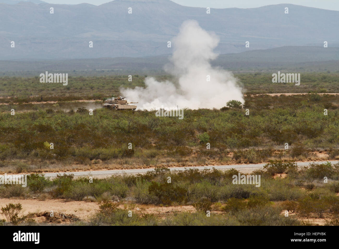 Soldaten, die Firma A, 1. Bataillon, 37. Armor Regiment, 2nd Brigade Combat Team zugewiesen, 1. US-Panzerdivision Feuer M1A2 Abrams-Panzer auf Palette 88, in der Nähe von Orogrande, N.M. 9. August 2016. US-Senator (R-Texas) Ted Cruz besucht die Soldaten und die live-Feuer-Übung beteiligt. Senator Cruz besucht Fort Bliss, Texas, um Treffen mit Generalmajor Pat White, Kommandierender general, 1. US-Panzerdivision und Fort Bliss, Oberst Charles Lombardo, Kommandant, 2nd Brigade Combat Team und 1AD auf einen Rundflug über Fort Bliss.  (Foto von Abigail Meyer, Fort Bliss Public Affairs) Senator Ted Cruz besucht Fort Stockfoto