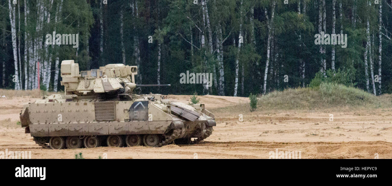 Eine US Armee Bradley Fighting Vehicle (BFV) bewegt, Soldaten, 3. Bataillon, 69. Armor Regiment, 1st Brigade Combat Team, 3. US-Infanteriedivision, während eine gemeinsame live-Feuer-Übung in Pabrade, Litauen am 11. August 2016 zugewiesen zu unterstützen. Die Soldaten der 3. Mrd., 69. bestückt Rgmt., an der Übung beteiligt sind die Ausbildung mit ihren baltischen Verbündeten zur Unterstützung der Operation Atlantic zu beheben, ein US-Bemühungen führen in Osteuropa durchgeführt, US-Engagement für die kollektive Sicherheit der NATO und Engagement für dauerhaften Frieden und Stabilität in der Region zu demonstrieren. Gemeinsame Leben Heißausbildung Witz Stockfoto