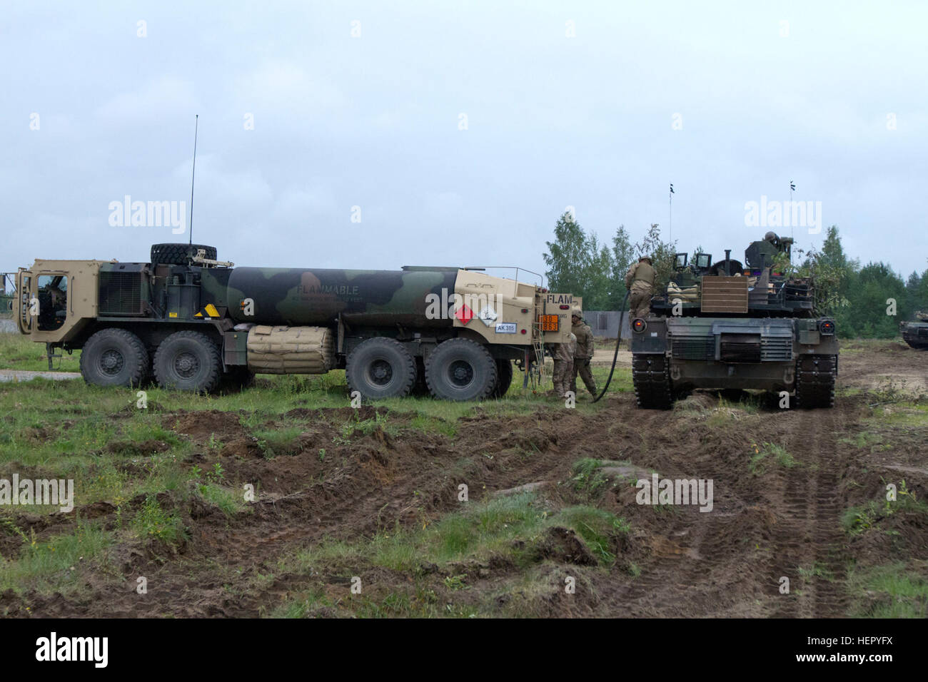 US-Armeesoldaten zum 3. Bataillon, 1. Rüstung Brigade Combat Team, 3. Infanterie-Division, 69. Armor Regiment zugewiesen tanken ein M1A2 Abrams Tank an der Strecke für eine gemeinsame live-Feuer-Übung in Adazi, Lettland 22. August 2016. Die Soldaten der 3. Mrd., 69. bestückt Rgmt. bilden mit ihren baltischen Verbündeten zur Unterstützung der Operation Atlantic zu lösen, führte ein US Aufwand in Osteuropa durchgeführt, US-Engagement für die kollektive Sicherheit der NATO und Engagement für dauerhaften Frieden und Stabilität in der Region zu demonstrieren. Lettisch und US-Soldaten bauen Beziehungen durch Schulung 1 Stockfoto