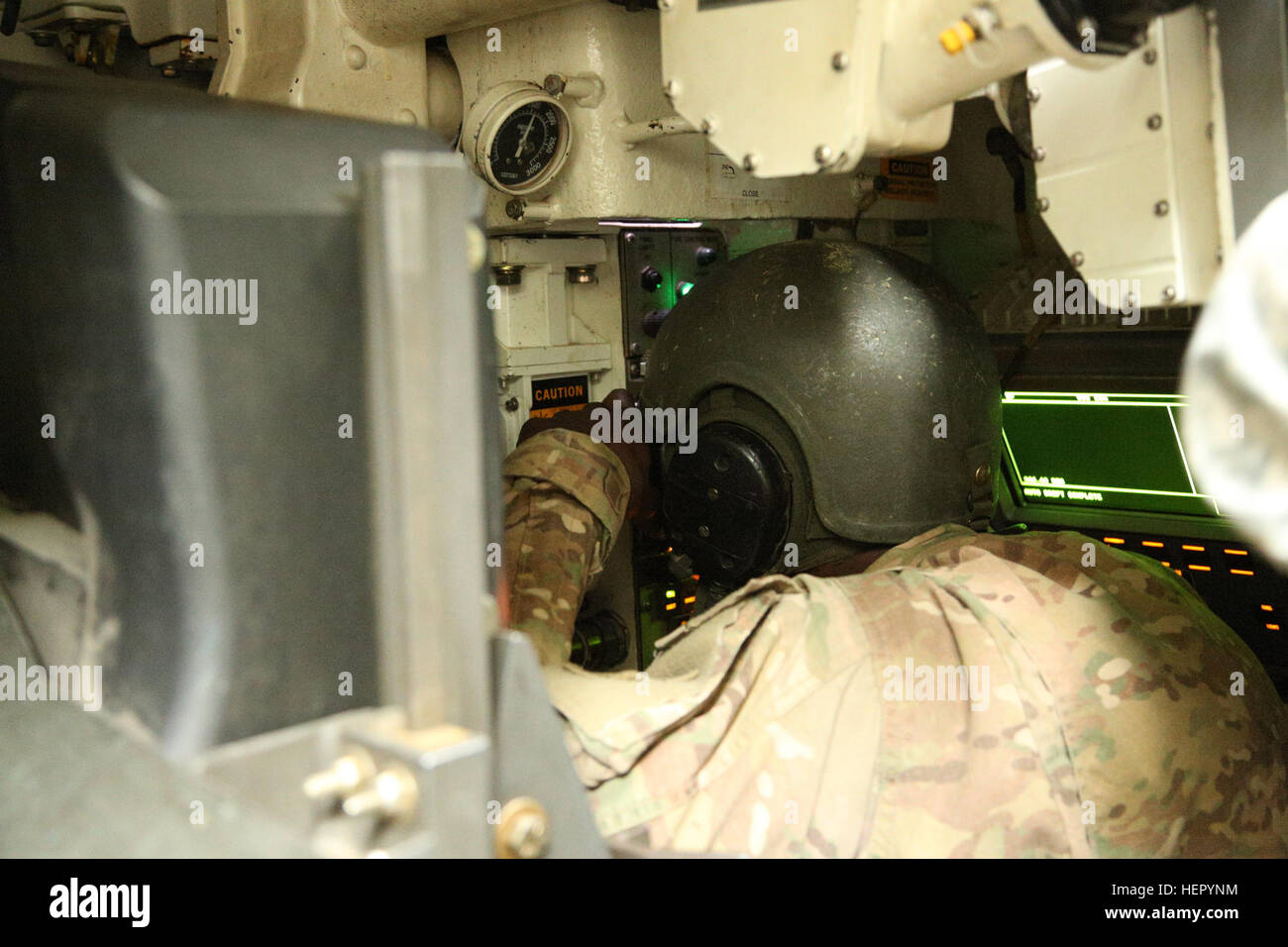 Ein US-Soldat von Romeo Company, 2. Bataillon, 7. Infanterie-Regiment, 1st Armored Brigade beobachtet seinen Sektor des Feuers in einem M1A2 SEP Abrams-Panzer während der Durchführung einer defensiven Szenario während kombiniert zu beheben VII bei der US Army Joint Multinational Readiness Center in Hohenfels, Deutschland, Sept. 2, 2016 ausüben. Kombinierte Lösung VII ist ein 7. Armee Training Command, US-Army in Europa gerichtete Bewegung, statt in Grafenwöhr und Hohenfels Übungsplätze, 8. August bis 15. September 2016. Die Übung soll Regional zugeteilten Streitkräfte auf dem U.S. European Command zu trainieren. Kombinieren Sie Stockfoto