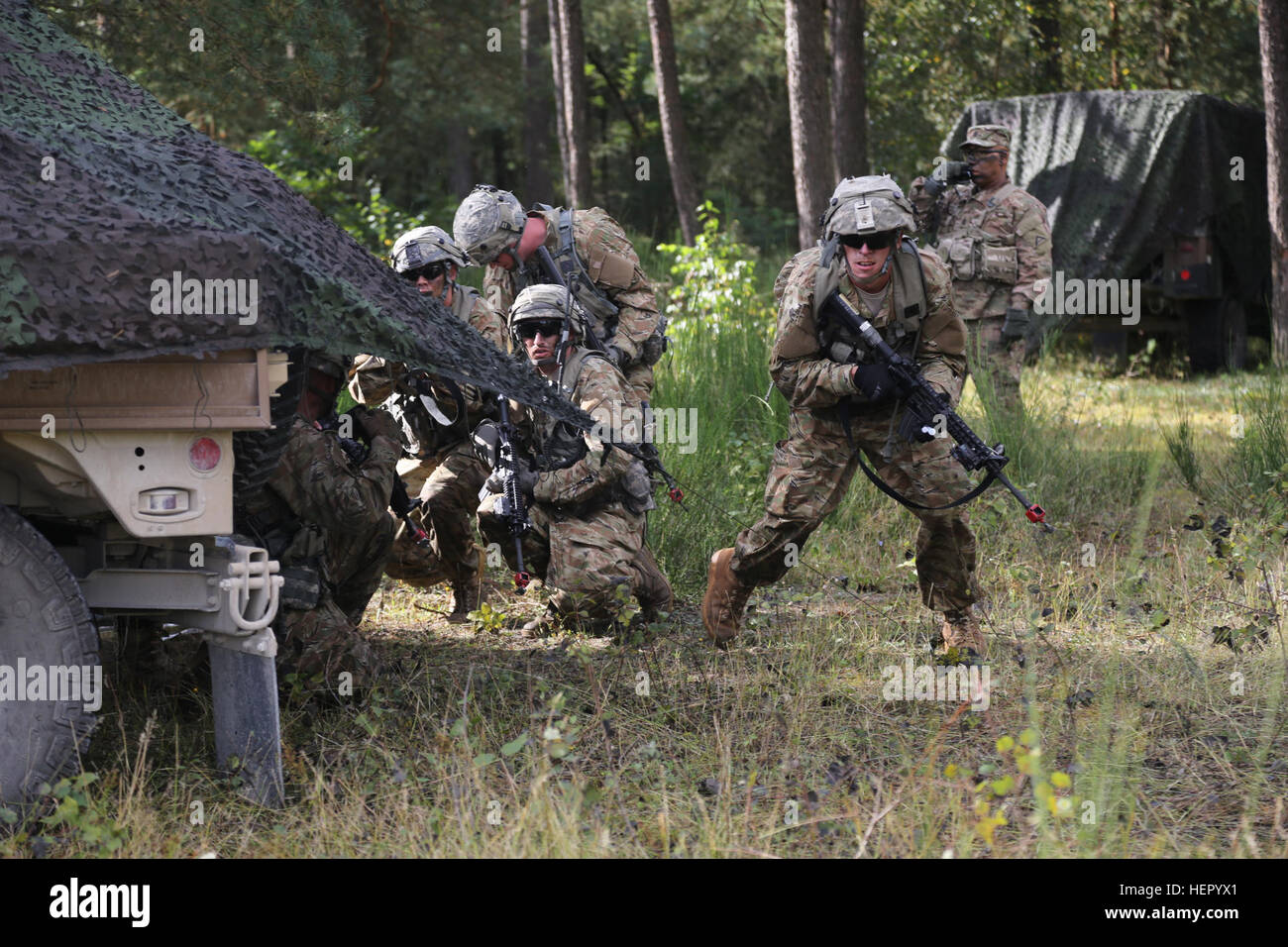 Eines US-Soldaten des 1. Bataillons, 4. Infanterie-Regiment Angriffe einem Ziel während der Durchführung einer Razzia bei Übung kombiniert zu beheben VII bei der US Army Joint Multinational Readiness Center in Hohenfels Deutschland, 6. September 2016. Kombinierte Lösung VII ist ein 7. Armee Training Command, US-Army in Europa gerichtete Bewegung, statt in Grafenwöhr und Hohenfels Übungsplätze, 8. Aug. bis 15. September 2016. Die Übung soll Regional zugeteilten Streitkräfte auf dem U.S. European Command zu trainieren. Kombinierte Lösung VII umfasst mehr als 3.500 Teilnehmer aus 16 NATO und europäischer Teil Stockfoto