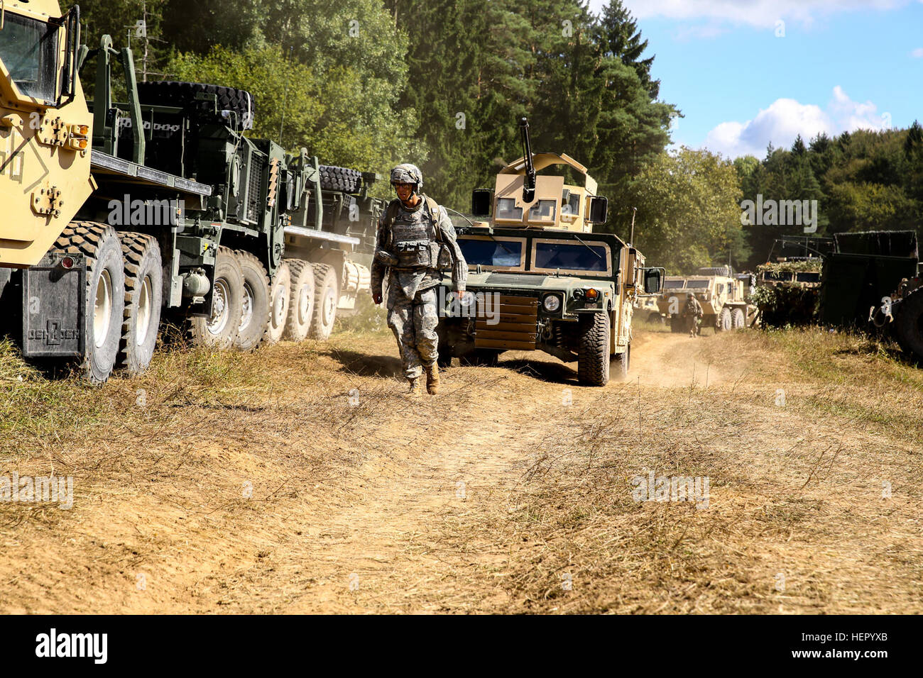 Eines US-Soldaten des 1. Bataillons, 41st Field Artillery Regiment, 1st Armored Brigade Boden einen Humvee führt während der Durchführung einer taktischen Nachschub Mission während der Übung kombiniert zu beheben VII bei der US Army Joint Multinational Readiness Center in Hohenfels Deutschland, 6. September 2016. Kombinierte Lösung VII ist ein 7. Armee Training Command, US-Army in Europa gerichtete Bewegung, statt in Grafenwöhr und Hohenfels Übungsplätze, 8. Aug. bis 15. September 2016. Die Übung soll Regional zugeteilten Streitkräfte auf dem U.S. European Command zu trainieren. Kombinierte Lösung VII enthält mehr tha Stockfoto