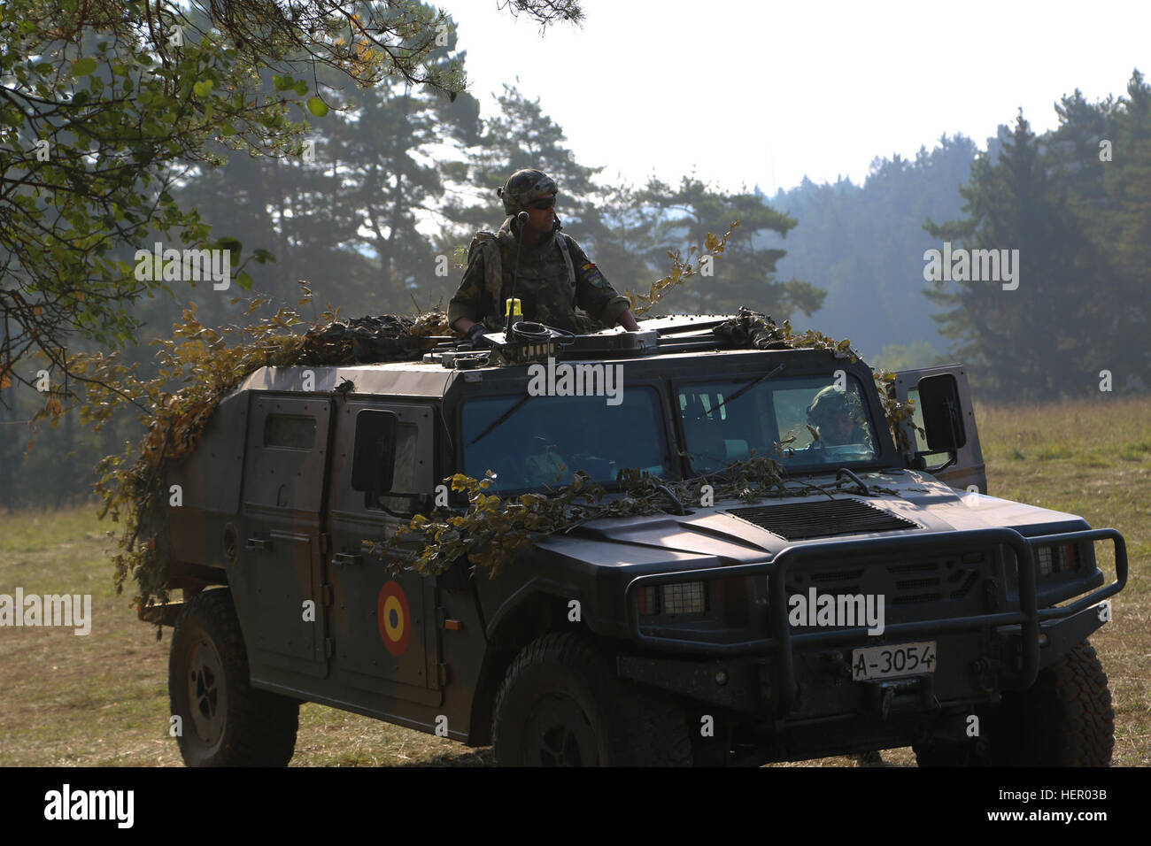 Ein rumänischer Soldat der 33. Berg Truppen Bataillon, 2. Gebirgsbrigade Truppen sorgt für Sicherheit während Durchführung von defensive Operationen während kombiniert zu beheben VII bei der US Army Joint Multinational Readiness Center in Hohenfels Deutschland, 10. September 2016 Übung. Kombinierte Lösung VII ist ein 7. Armee Training Command, US-Army in Europa gerichtete Bewegung, statt in Grafenwöhr und Hohenfels Übungsplätze, 8. Aug. bis 15. September 2016. Die Übung soll Regional zugeteilten Streitkräfte auf dem U.S. European Command zu trainieren. Kombinierte Lösung VII umfasst mehr als 3.500 p Stockfoto