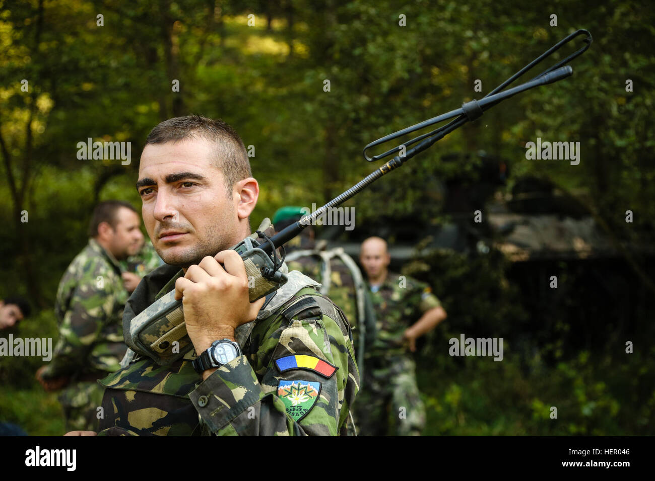 Ein rumänische Soldaten der 33. Berg Bataillon Posada erhält Auftrag Daten über ein Radio während der Durchführung eines simulierten Angriffs während des Trainings kombiniert Entschlossenheit VII bei der US Army Joint Multinational Readiness Center in Hohenfels Deutschland, 11. September 2016. Kombinierte Lösung VII ist ein 7. Armee Training Command, US-Army in Europa gerichtete Bewegung, statt in Grafenwöhr und Hohenfels Übungsplätze, 8. Aug. bis 15. September 2016. Die Übung soll Regional zugeteilten Streitkräfte auf dem U.S. European Command zu trainieren. Kombinierte Lösung VII umfasst mehr als 3.500 Teilnehmer Stockfoto