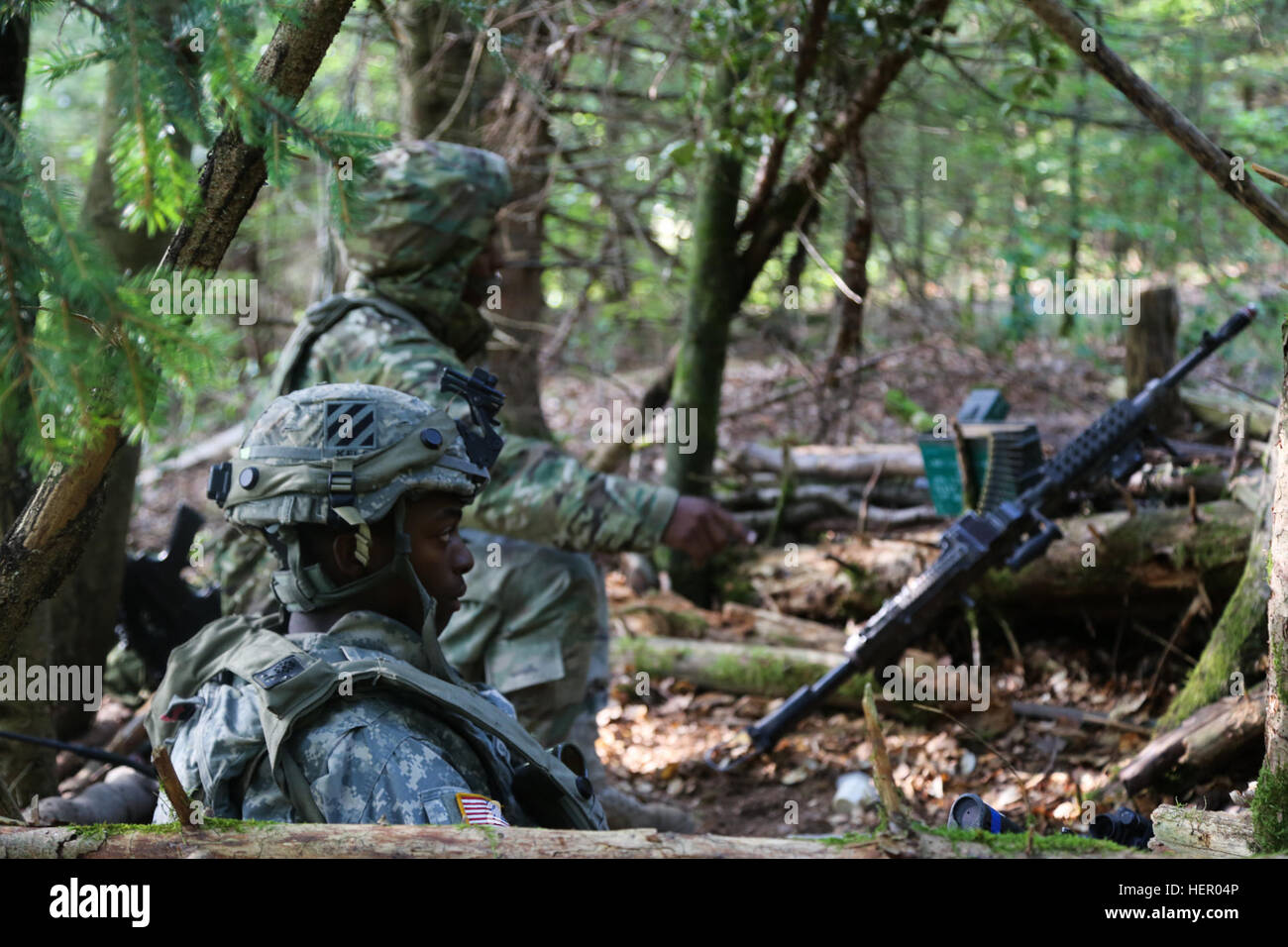 US-Soldaten der 3. Brigade Support Battalion, 1. gepanzerte Brigade, 3. US-Infanteriedivision beobachten ihren Sektor des Feuers während der Durchführung einer Kraft auf Kraft Trainingsszenario während kombiniert zu beheben VII bei der US Army Joint Multinational Readiness Center in Hohenfels Deutschland, 11. September 2016 ausüben. Kombinierte Lösung VII ist ein 7. Armee Training Command, US-Army in Europa gerichtete Bewegung, statt in Grafenwöhr und Hohenfels Übungsplätze, 8. Aug. bis 15. September 2016. Die Übung soll Regional zugeteilten Streitkräfte auf dem U.S. European Command zu trainieren. Kombinierte Reso Stockfoto