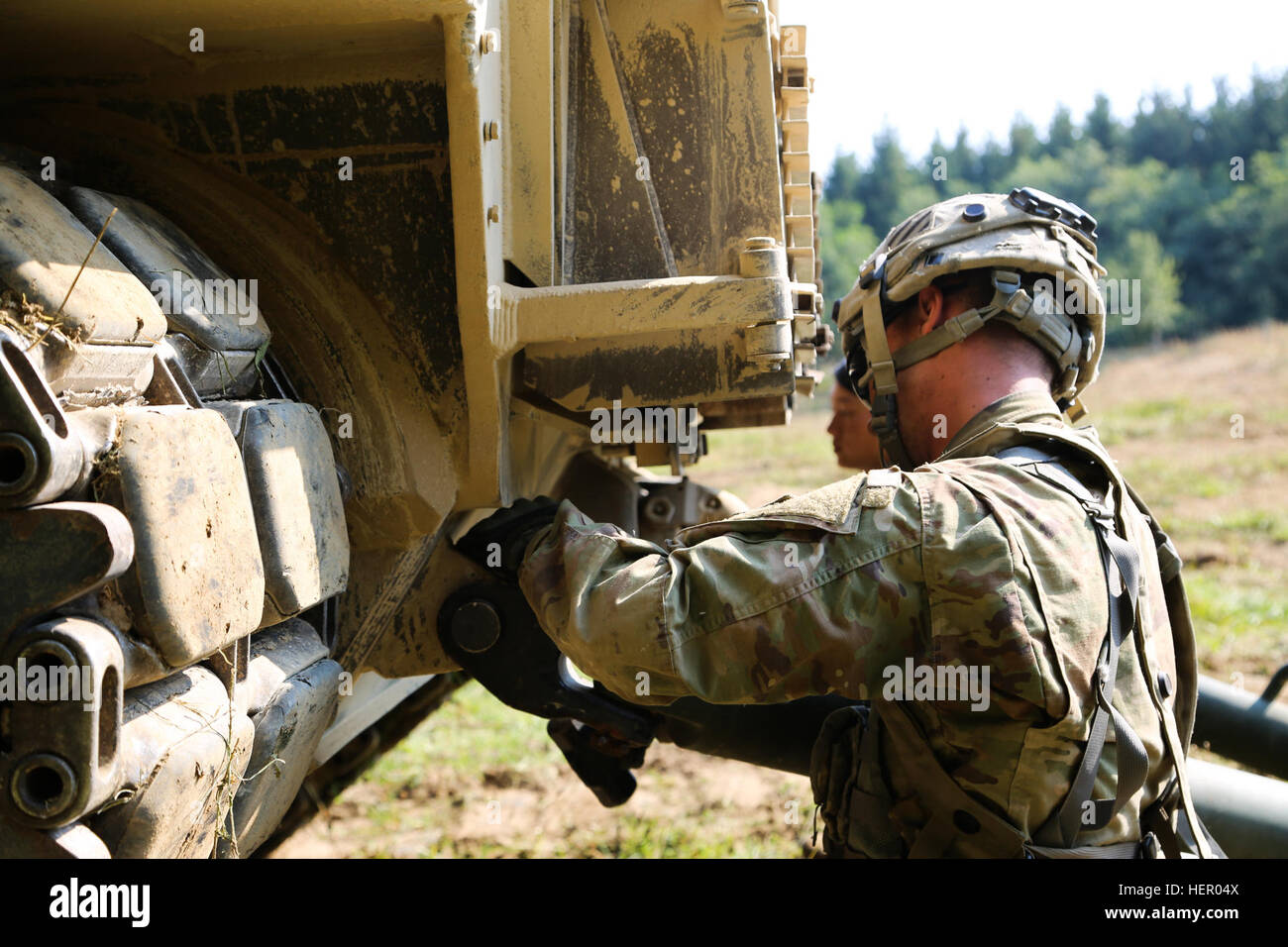 US-Soldaten des 3. Brigade-Unterstützungsbataillons, 1. Panzerbrigade, 3. Infanteriedivision schleppten einen Abrams-Panzer M1A2 während eines Trainingsszenarios im Combined Resolve VII, Joint Multinational Readiness Center, Hohenfels, Deutschland, am 11. September 2016. Stockfoto