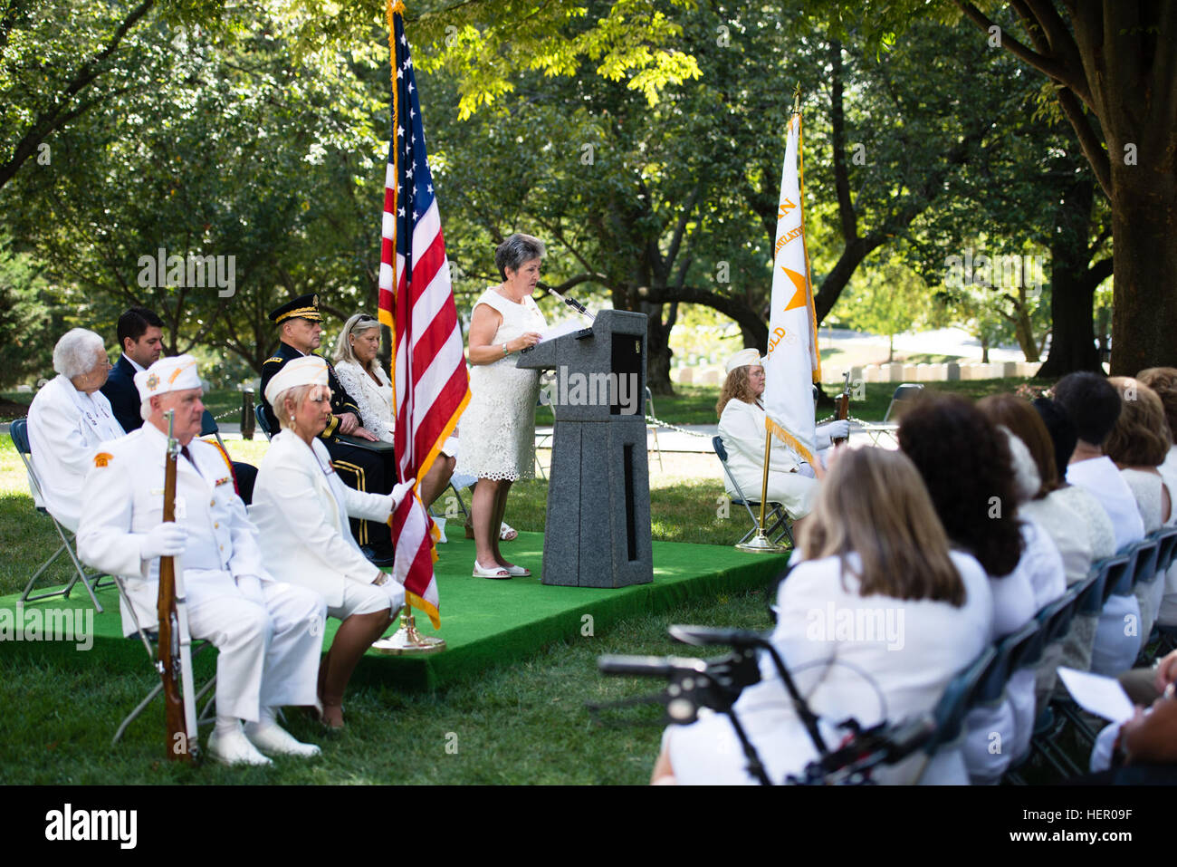 Candy-Martin, Präsident American Gold Star Mütter Inc., gibt Anmerkungen während der Gedenkfeier zum Gold Star Muttertag in Arlington National Cemetery, 25. September 2016, in Arlington, VA. Die Zeremonie markiert den 80. Gold Star Muttertag. (US Army Foto von Rachel Larue/Arlington National Cemetery/freigegeben) Gedenkfeier zum 80. Gold Star Muttertag 160925-A-DR853-553 Stockfoto