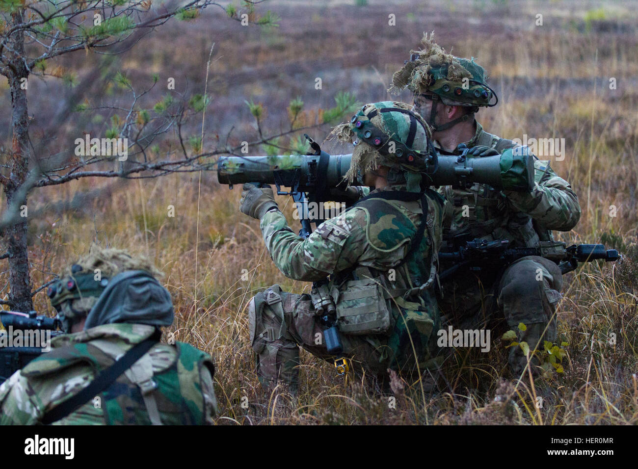 US-Armee Pfc. Chase Paul, Fallschirmjäger, die gewählten Unternehmen, 2. Bataillon, 503. Infanterieregiment 173rd Airborne Brigade zugewiesen bereitet sich auf eine M2 Carl Gustaf, ein 84 mm tragbare wiederverwendbare rückstoßfreie Panzerbüchse, für das Training während des Trainings Silberpfeil 27. Oktober 2016 in Adazi, Lettland Feuer. Der US-Armee beteiligt sich Übung Silberpfeil. Silberpfeil ist eine zweiwöchige lange lettischen geführte Übung, verbindet ausländische Streitkräfte Einheiten, um zu entwickeln, Beziehungen und Leverage Verbündete und partner-Nation-Funktionen, die Wahrung des Friedens durch Stärke. Die Übung ist Teil des Ope Stockfoto