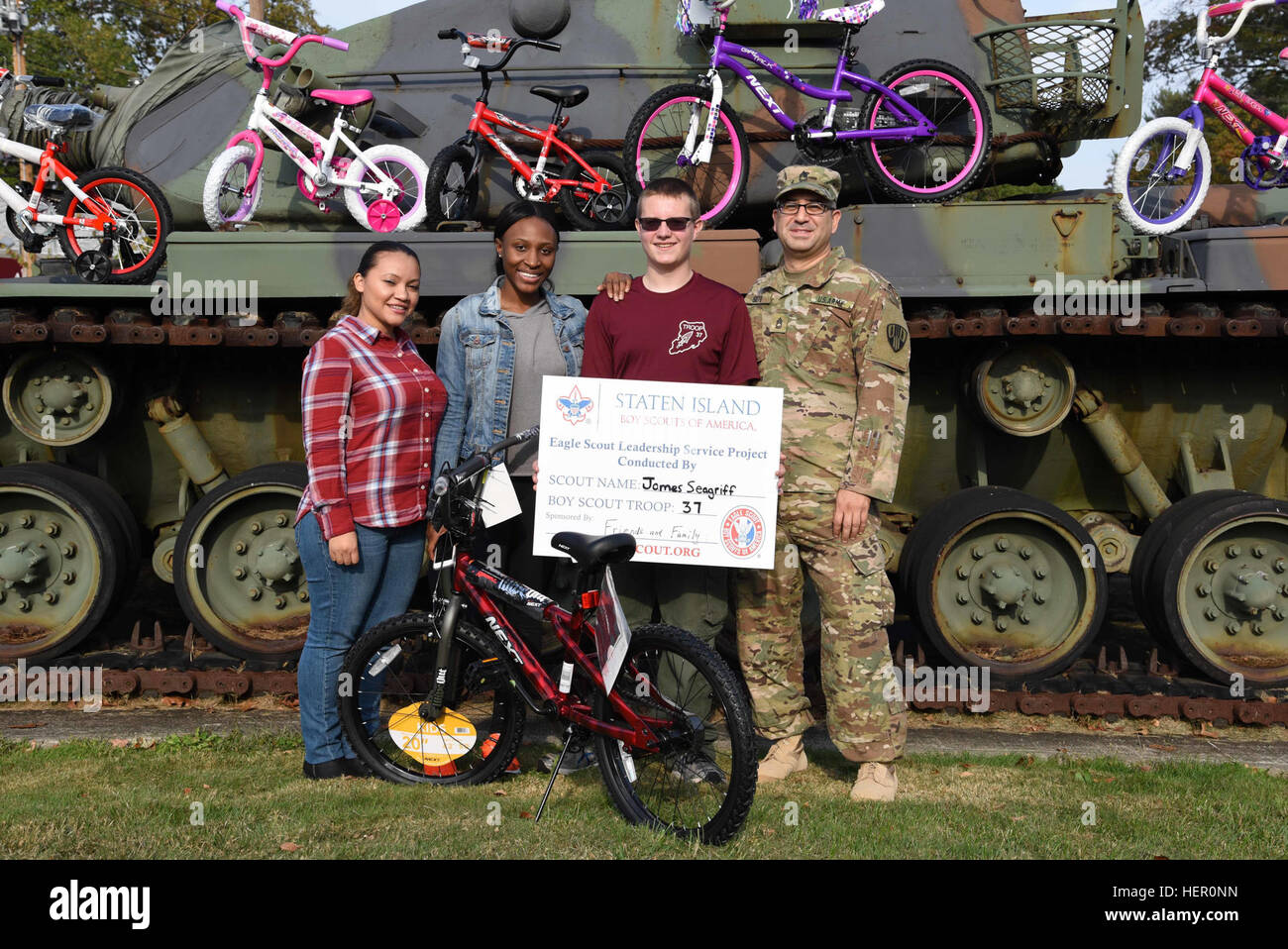 Keiry Vargas (links) Familie Bereitschaft Gruppenleiter für die New Yorker Nationalgarde 369th Sustainment Brigade und 369th Sustainment Brigade hinten Ablösung Mitglieder 2nd Lt. Neysia Schotte Annd Sgt. 1. Klasse Jaime L. Soto posieren mit Leben Scout James Segriff vor einigen der Bikes Seagrift gekauft, gebaut und an die 369th Bereitschaft Familiengruppe am 30. Oktober gespendet , 2016 im Manor Road Armory in Staten Island, NY Die Bikes gehen an Kinder von Soldaten aus der 369th Sustainment Brigade, die gegenwärtig in Kuwait eingesetzt wird. (US ArmyNational Guard von Staff Sgt Katie Gray) Staten Isla Stockfoto