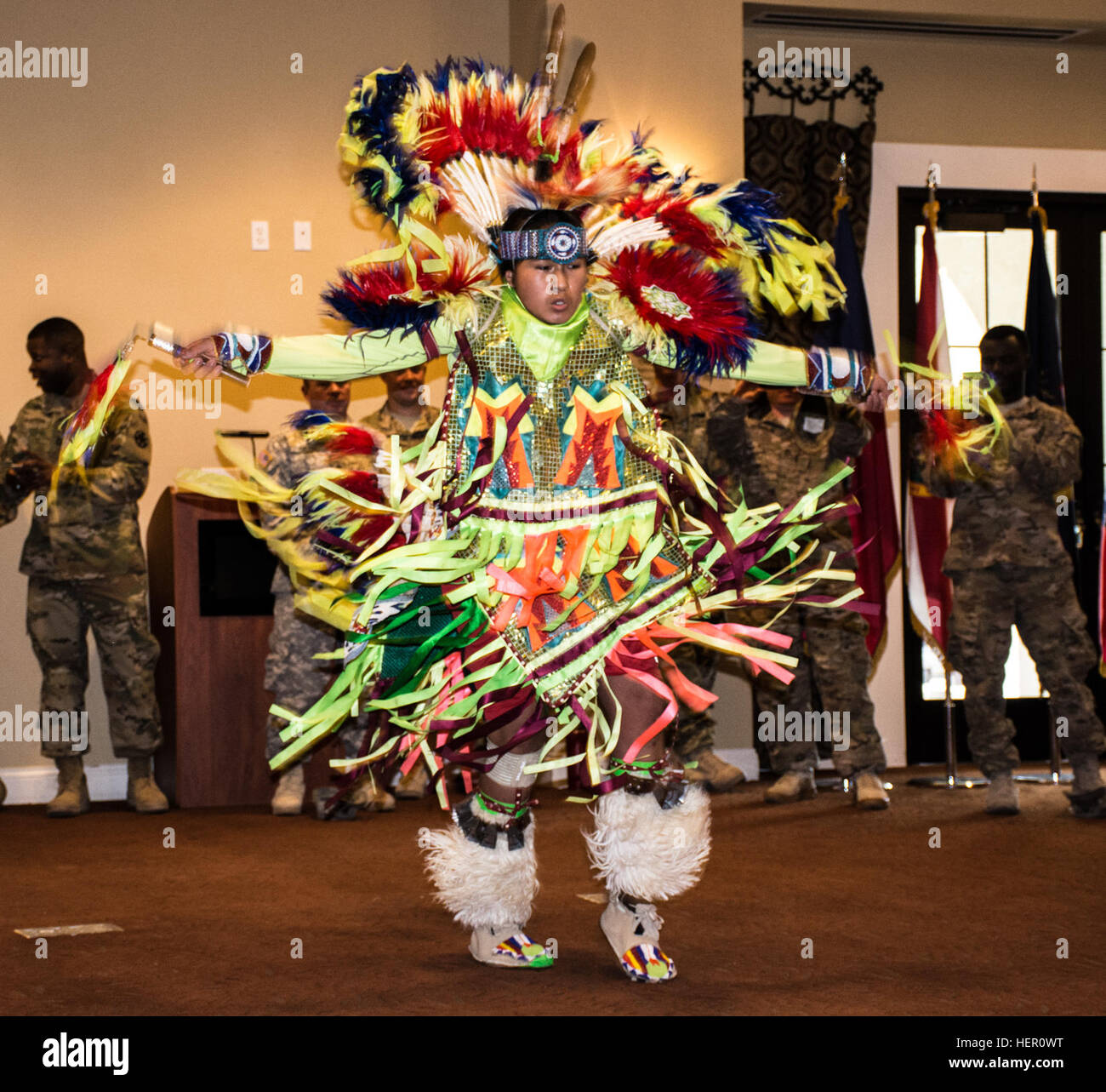 FORT IRWIN, Kalifornien-Baac Garcia, ein Mitglied des Stammes der Tohono O' odham und Red Boy Native Dance Troupe, durchgeführt einen traditionellen Tanz aus seiner Kultur der Ureinwohner auf die National Training Center und Fort Irwin National Native American Heritage Month Feier, 16. November 2016.   Der Tohono O' odham setzte sich in Bewegung Richtung Norden fast 300 Jahre Agoand befinden sich nun in erster Linie in der Sonora-Wüste von Süd-Arizona und nordwestlichen Mexiko. (Foto: U.S. Army Pvt. Austin Anyzeski, 11th ACR) Die 11th Armored Cavalry Regiment und National Training Center feiern nationale Native American Heritage Month 161116-A Stockfoto