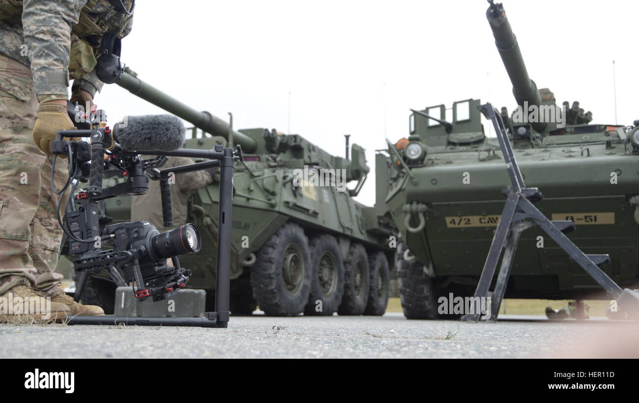 Das Foto zeigt das Training Support Aktivität Europe (TSAE) video Gang während einer 2. Kavallerie-Regiment live einrichten Feuer Übung bei der 7. Armee Training Command (7. ATC) Grafenwöhr Training Area, Germany, 1. Dezember 2016.     TSAE Mission ist zu identifizieren, zu erwerben, zu verwalten und State-of-the-Art Wohnungsstation, Rotations- und expeditionary Trainingsbetreuung und visuelle Informationen Fähigkeit wie United States Army Europe, Regie, um vorzubereiten Joint und multinationalen Streitkräfte in jede Betriebsumgebung zu gewinnen bieten und dient als die 7. ATC Anlaufstelle für traini Stockfoto