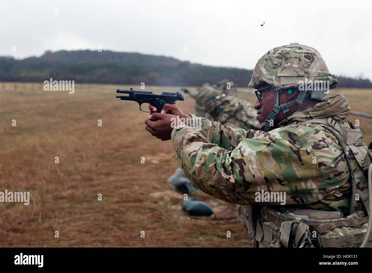 PFC. Tyrels Smithson, eine Armee Paralegal aus Pittsburgh PA., mit dem 316th Sustainment Befehl (Expeditionary), ein Armee-Reserve-Einheit aus Coraopolis, Pennsylvania, feuert eine M9 Pistole auf vielfältige Qualifizierung und Einarbeitung 6. Dezember 2016, in Fort Hood, Texas.  (Foto: U.S. Army Sergeant Christopher Bigelow) Dunstabzugshaube 161206-A-PF724-003 Stockfoto