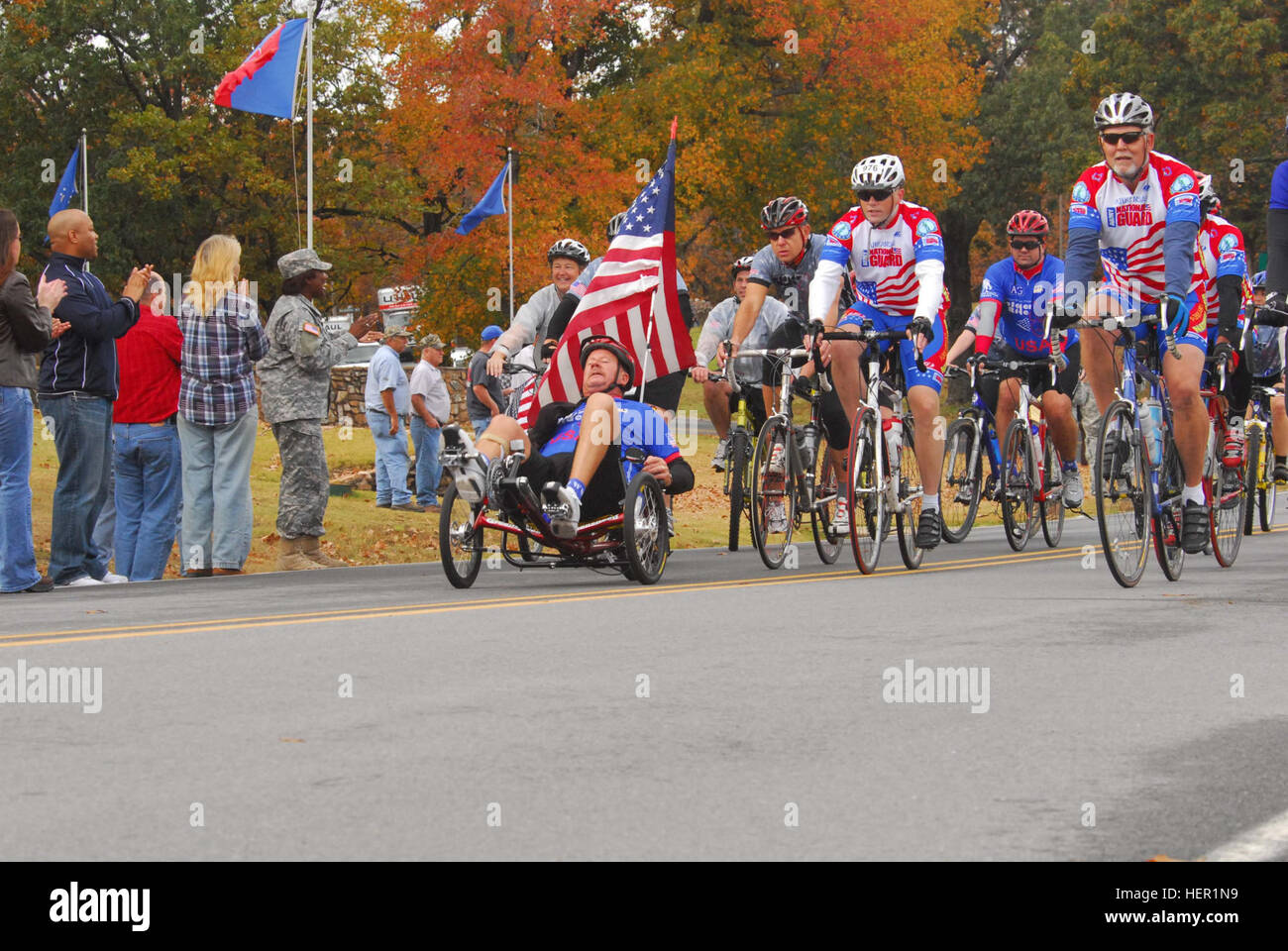 Nationalgarde Arkansas Biker fahren mit einem Kampf verletzt-Veteran entlang einer Straße im Camp Joseph T. Robinson 6. November 2008, als Teil der Wounded Warrior Project Soldaten Fahrt.  Ca. 12 Schwerverletzten Kriegsveteranen nahmen an dem Arkansas Mittelabschnitt der Fahrt.  Das Programm soll Verwundeten Soldatinnen und Soldaten geben die Möglichkeit, ihren Körper neu zu beleben und erheben ihre Geister.  (Foto: U.S. Army Staff Sgt Chris A. Durney) (Freigegeben) Verwundeten Krieger Fahrt im Camp Robinson 129645 Stockfoto