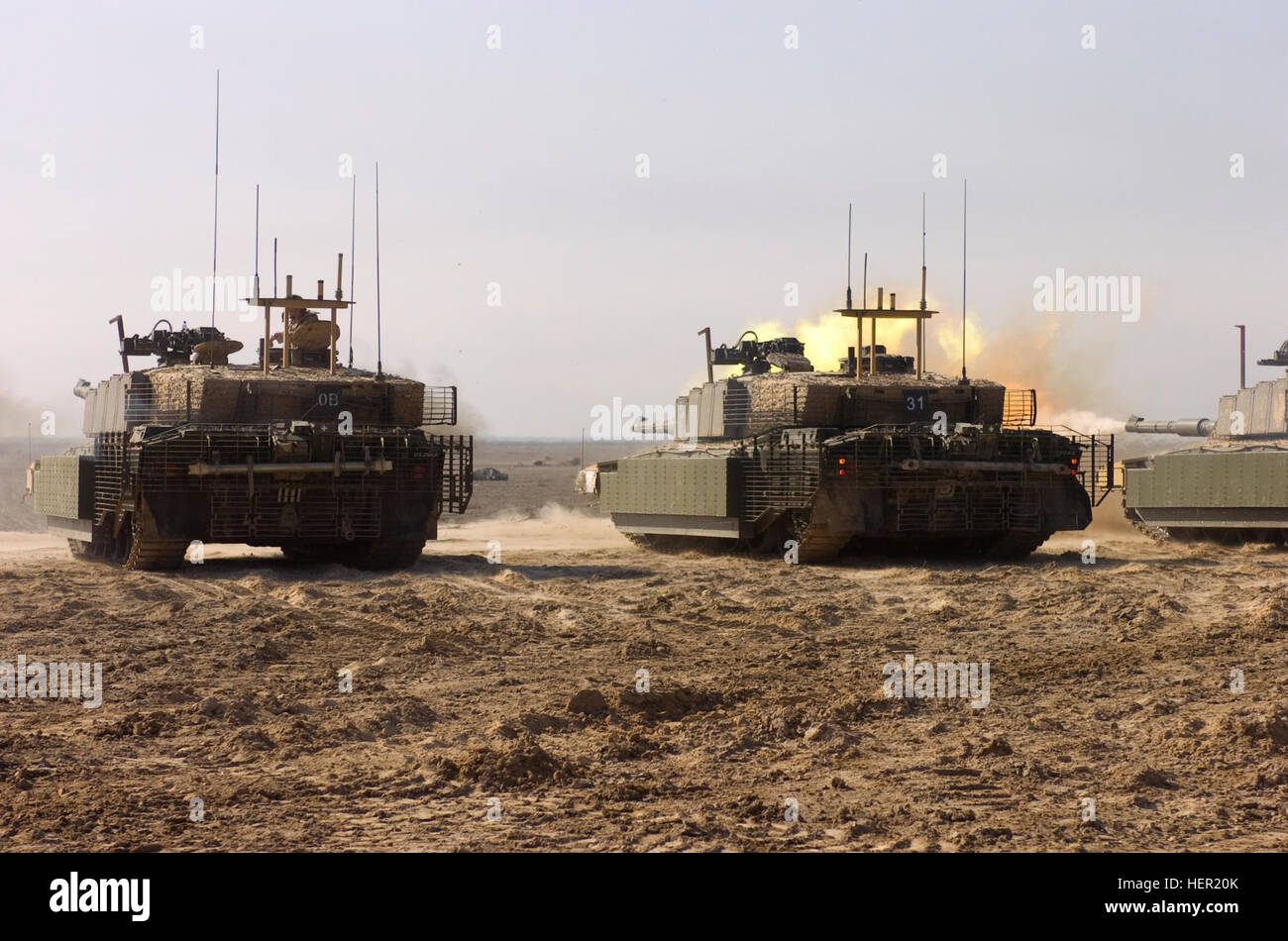 Ein britische Royal Scots Dragon Guards, Challenger II Kampfpanzer feuert seine Kanone auf ein Ziel während einer Übung 17. November 2008, in Basra, Irak.  (US Armee-Foto von Sgt. Gustavo Olgiati/freigegeben) Challenger II feuert die Kanone auf einem Ziel 04 Stockfoto