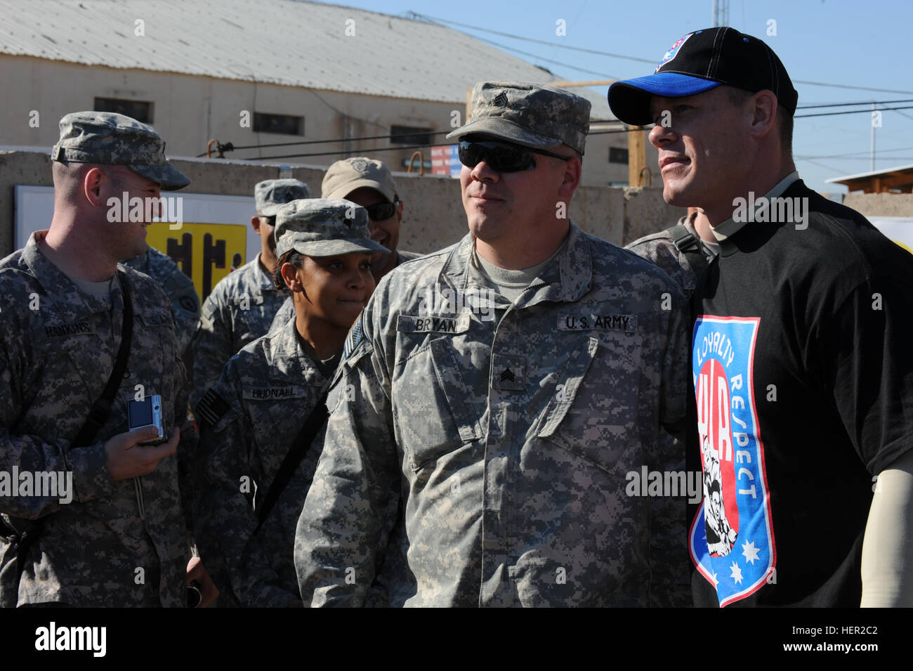 World Wrestling Entertainment Wrestler John Cena auf einer Reise mit der USO in den Nahen Osten besucht US-Soldaten, 2nd Stryker Brigade Combat Team, 25. Infanterie-Division, Multi-National Division - Bagdad, während eines seiner hält am Camp Taji Irak, Dez. 4 zugewiesen. WWE in Taji 133804 Stockfoto