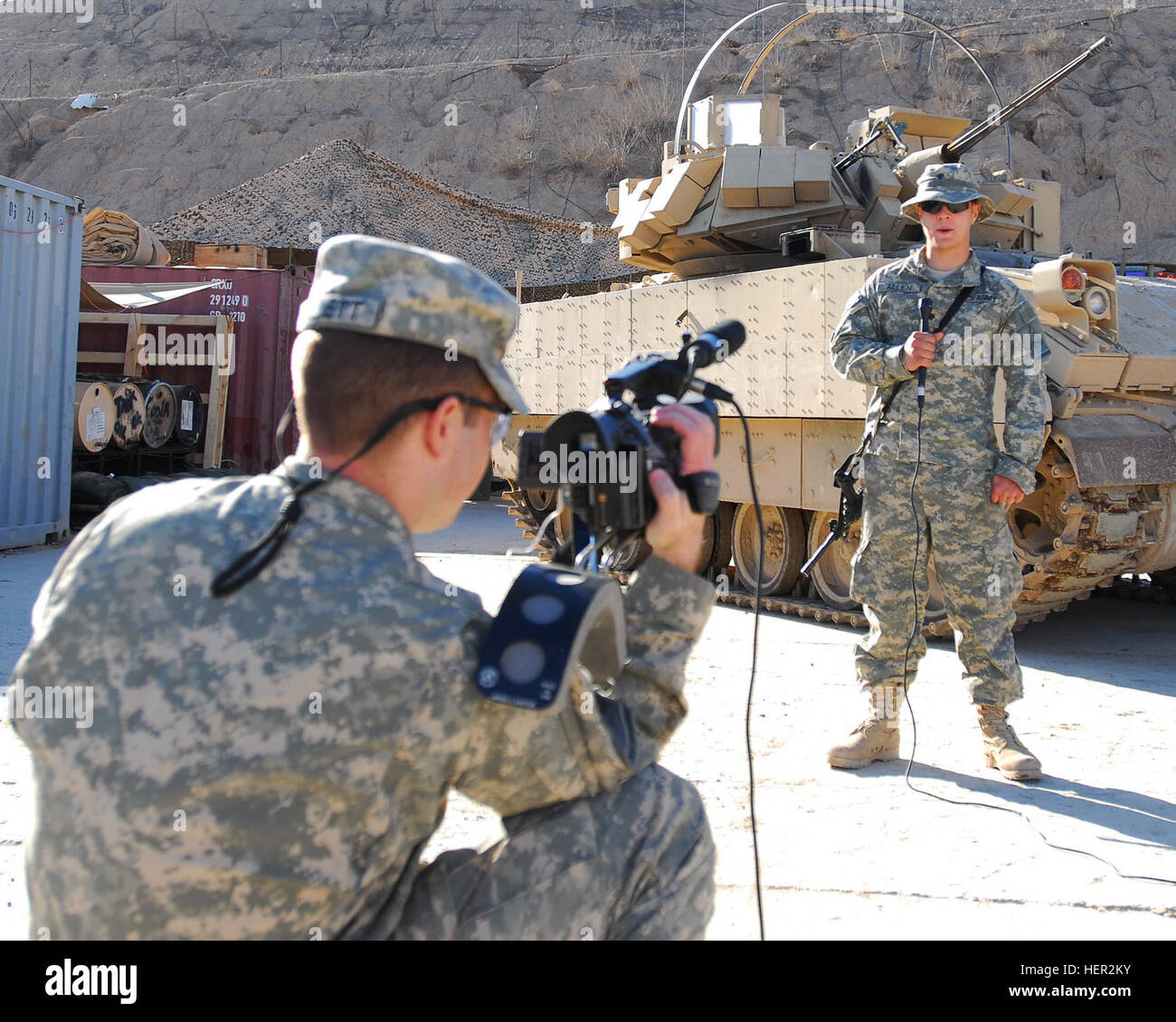 SPC. David Allen, von Allentown, Penn, der mit Unternehmen B, 1. Bataillon, 6. Infanterie-Regiment, Task Force 1-35, 2nd Brigade Combat Team, 1. US-Panzerdivision, Multi-National Division-Bagdad dient, gibt einen Urlaub Shout-Out beim Staff Sgt Kelly Collett, von Salt Lake City, Utah, 128. Mobile Public Affairs-Abteilung, Abteilung spezielle Truppen Bataillon, MND-B, zeichnet die Weihnachts-und Neujahrsgrüße von Combat Outpost Cashe, Irak , Dez. 12. Flickr - der US-Armee - www.Army.mil (159) Stockfoto