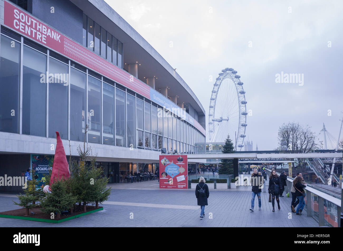 South Bank Centre vor dem London Eye (Millennium Riesenrad). Stockfoto