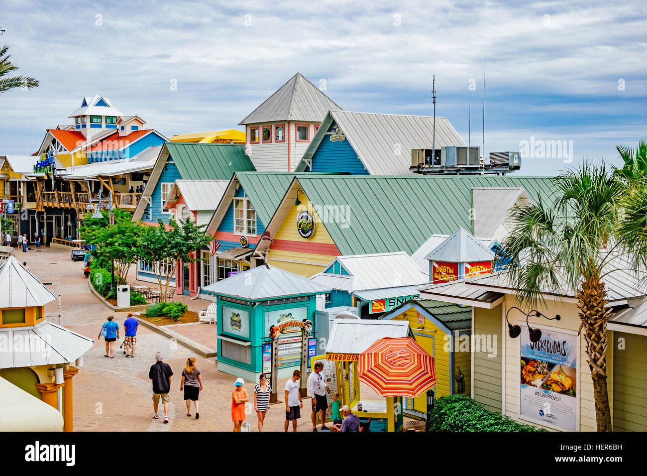 Touristen zu Fuß zu den Geschäften am Hafen Marina, Destin, Florida USA. Stockfoto