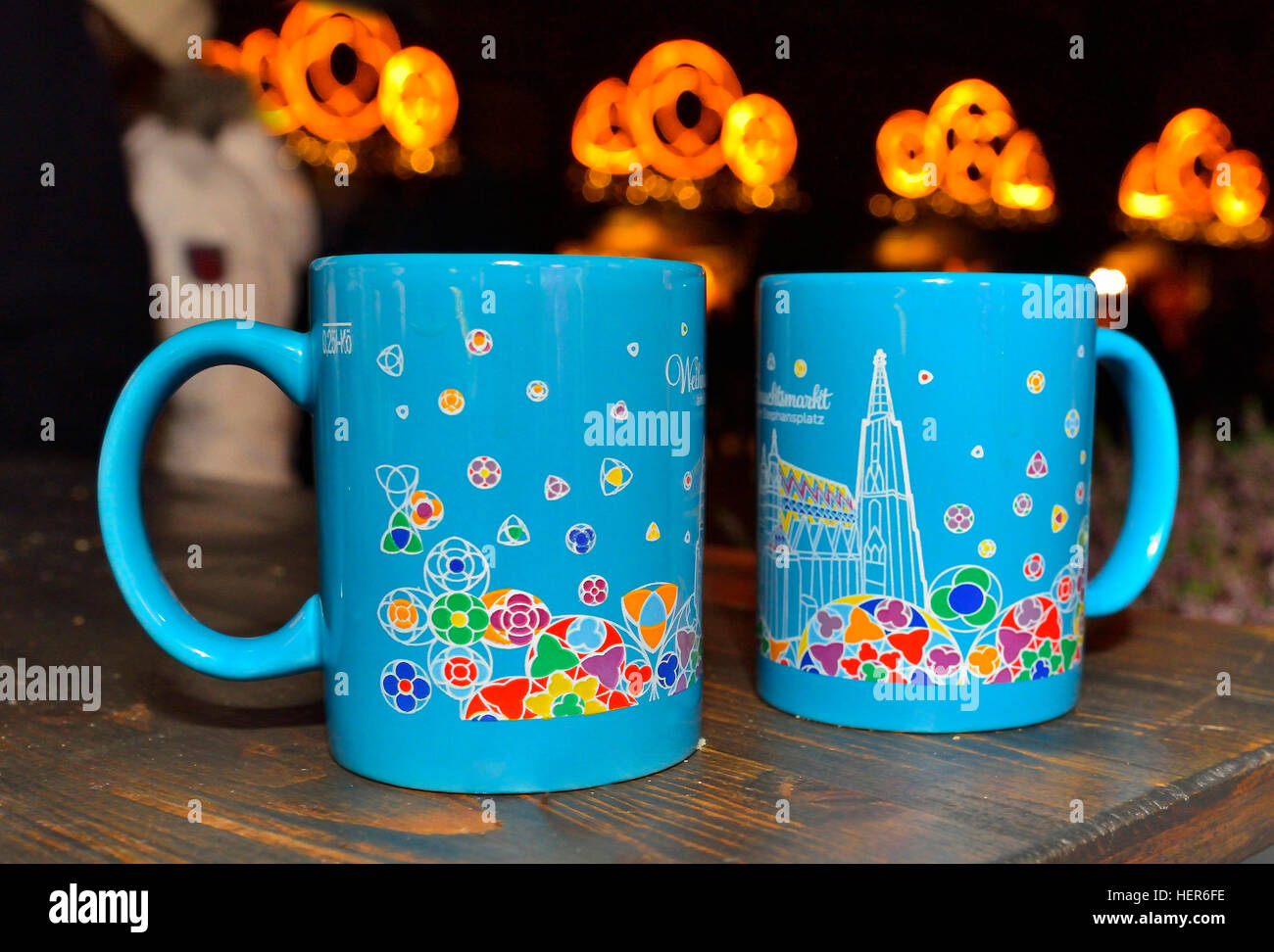 Gluhwein-Becher auf einem Weihnachtsmarkt-Stand rund um den Stephansdom,  Wien im Dezember, Österreich Stockfotografie - Alamy