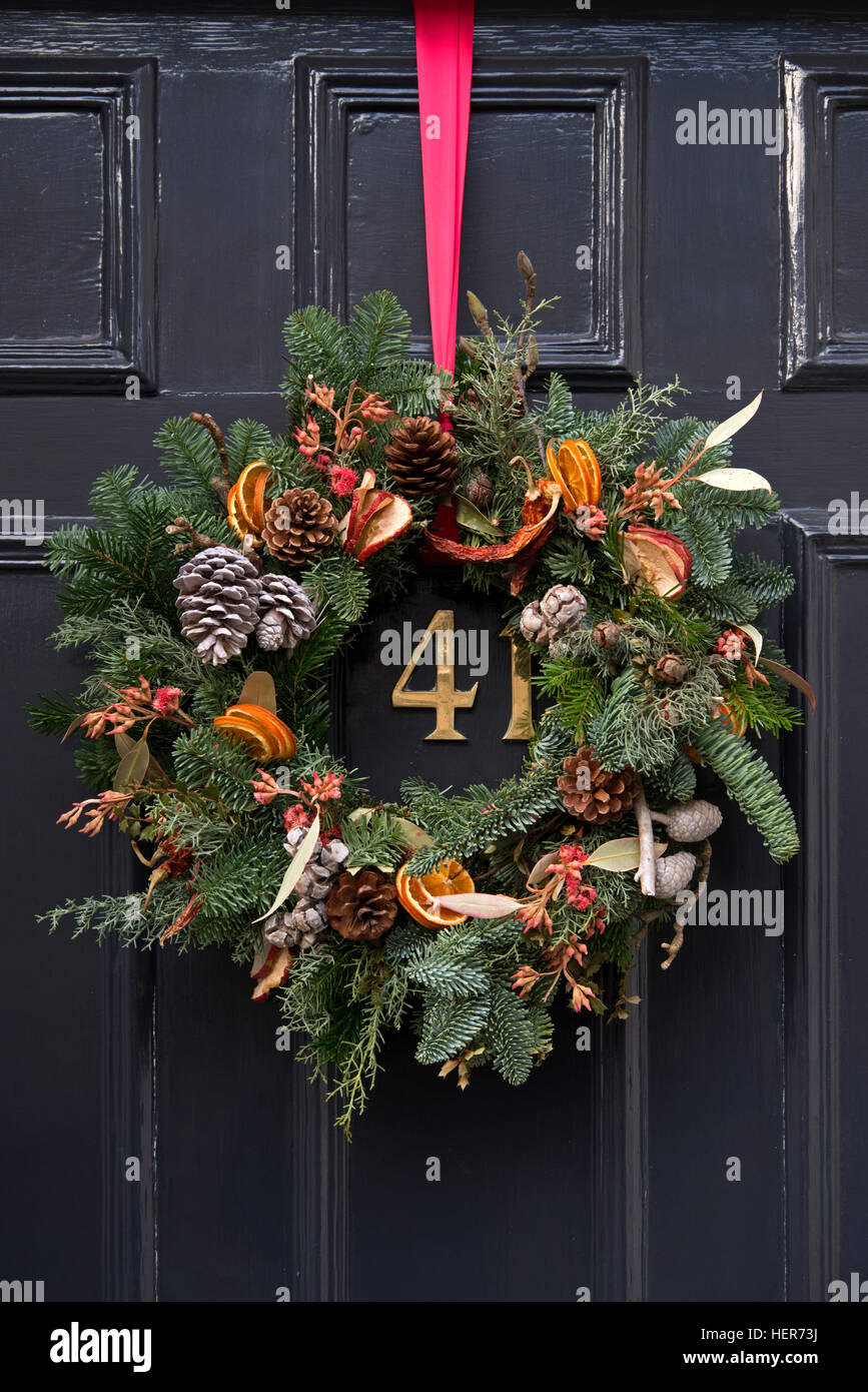 Adventskranz dekorieren eine Tür in Edinburghs Neustadt Stockfotografie -  Alamy