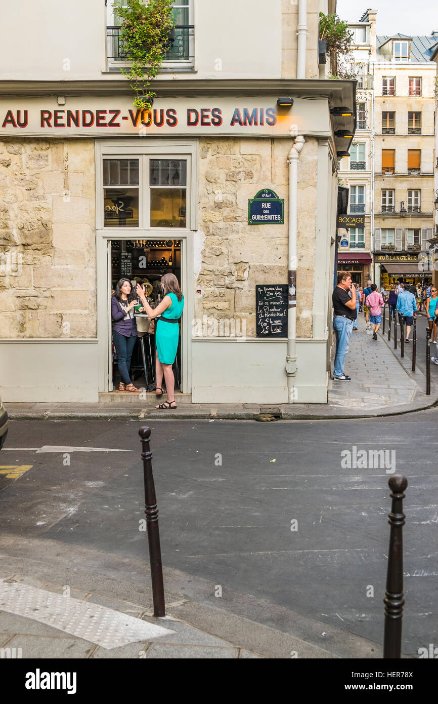 Straßenszene vor der bar Bistro au Rendez-Vous des Amis Stockfoto