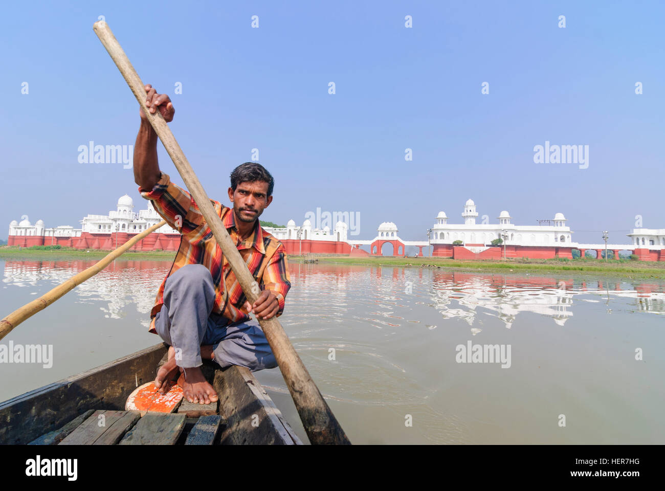 Melagarh: Wasser Schloss Neermahal im Teich Rudra Sagar und Bootsmann Transport von Touristen auf die Insel, Tripura, Indien Stockfoto