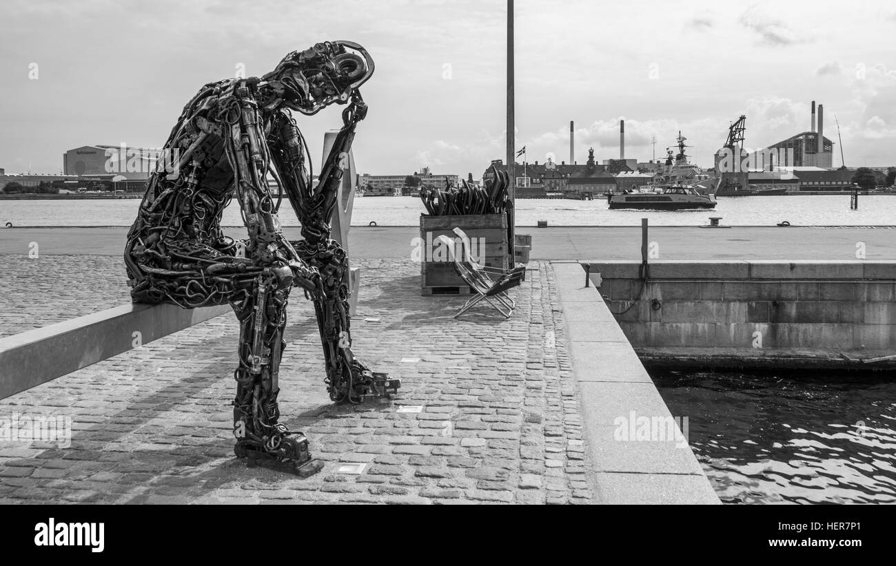 Zinkglobal, machte Kunstwerk von Auto und Motor Teile, die auf der Uferpromenade in Frederikshavn, Copenhagen sitzt. Stockfoto