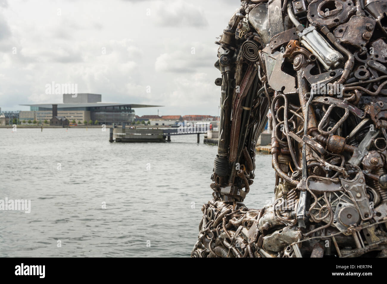 Zinkglobal, machte Kunstwerk von Auto und Motor Teile, die auf der Uferpromenade in Frederikshavn, Copenhagen sitzt. Stockfoto