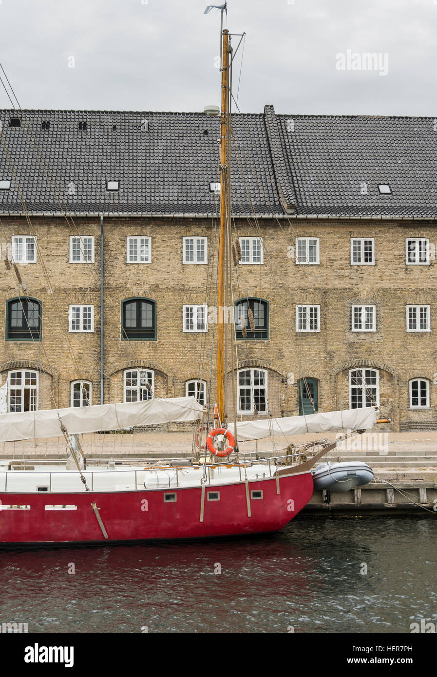 Boote und Gebäude entlang der Grachten von Kopenhagen, Dänemark Stockfoto