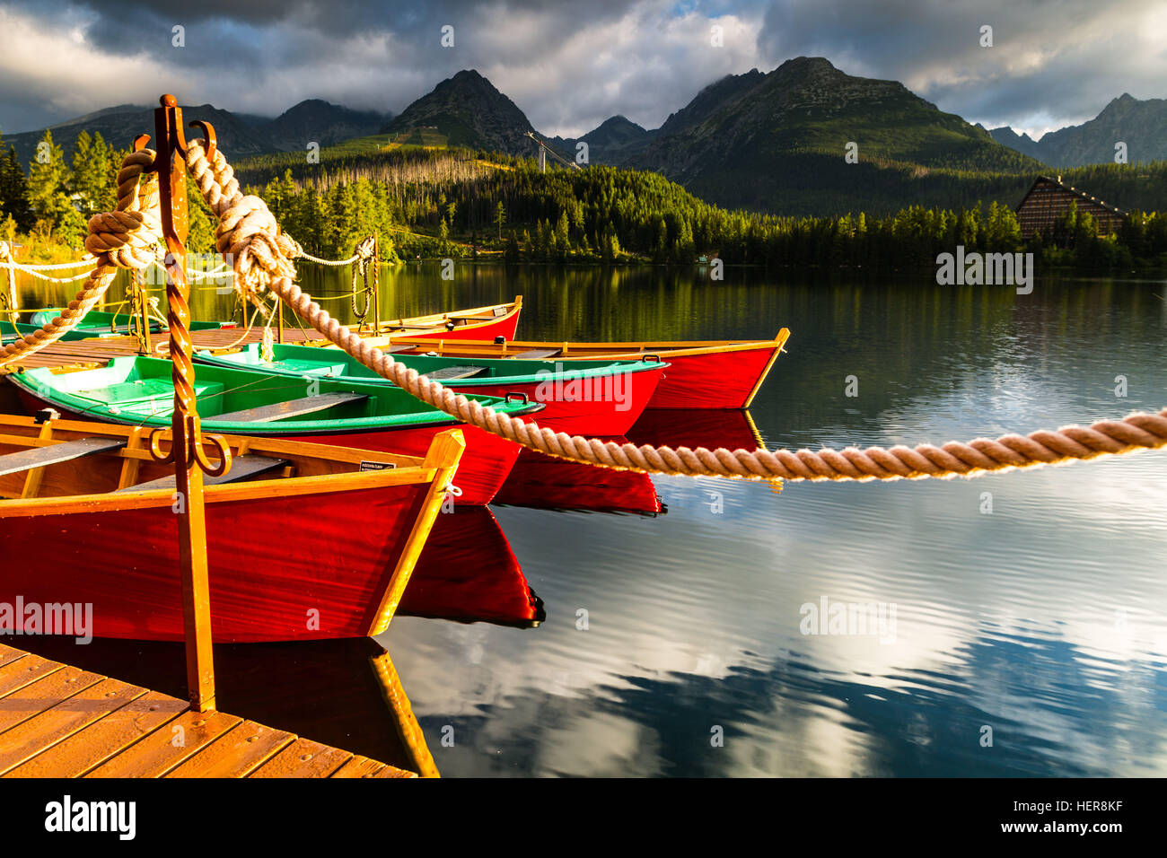 Slowakei, Tatra, Tatra-Gebirge, Berge, Europa Tatra Europa Slowakei Reisen Slowakei, See Slowakei, Tatra See, See Berge Strbskie Pleso, Pleso, Strbskie, hohe Tatra, Tschirmer See, Sommer, Tatra Slowakei, Schiff, Hafen, Boote im Sommer Stockfoto